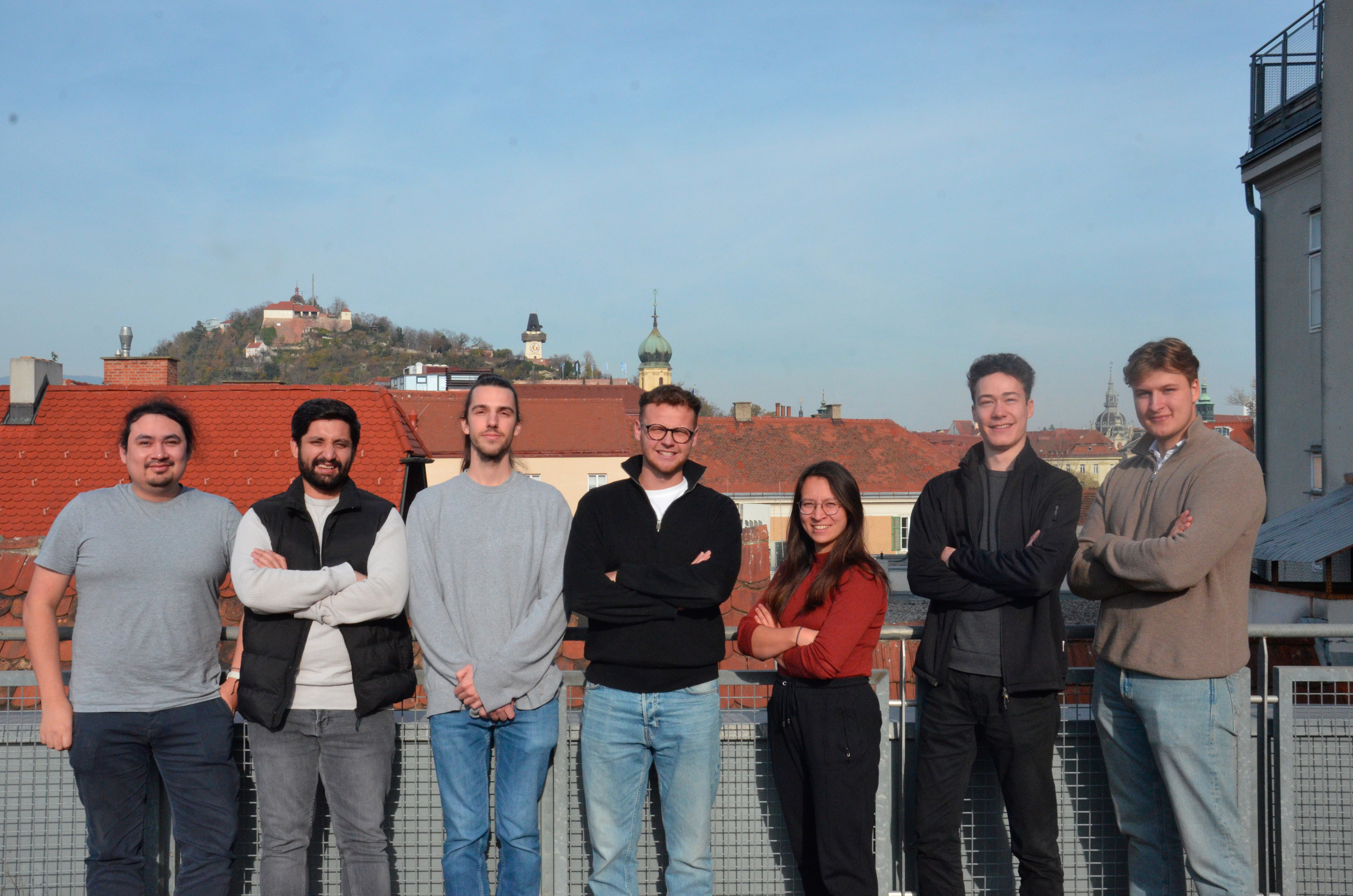 Das siebenk&ouml;pfige Team mit dem Schlo&szlig;berg im Hintergrund