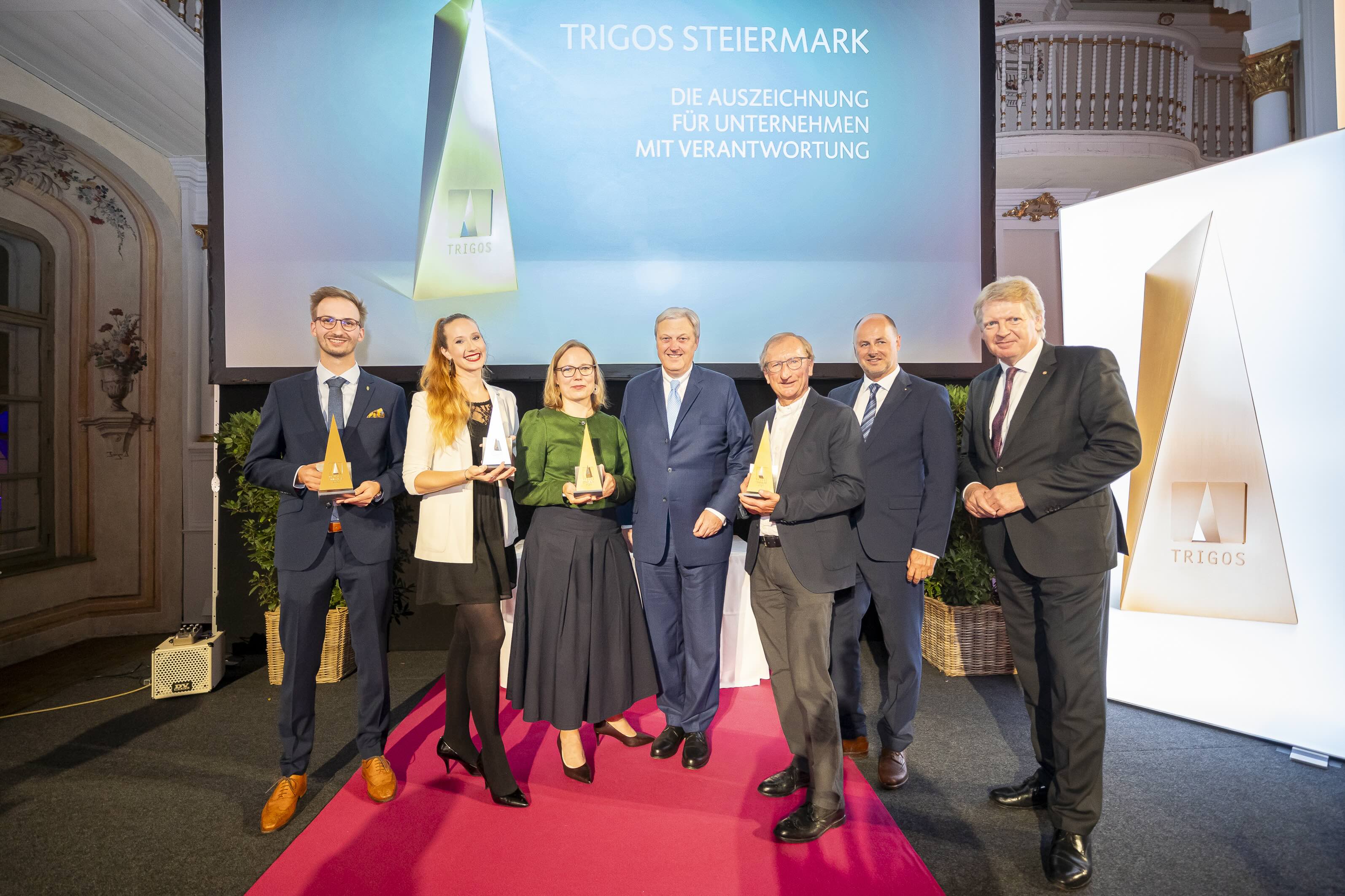 Nikolaus Juhász, Vorstandsvorsitzender BKS Bank (4.v.re.), mit den Trigos-Siegern in drei Kategorien