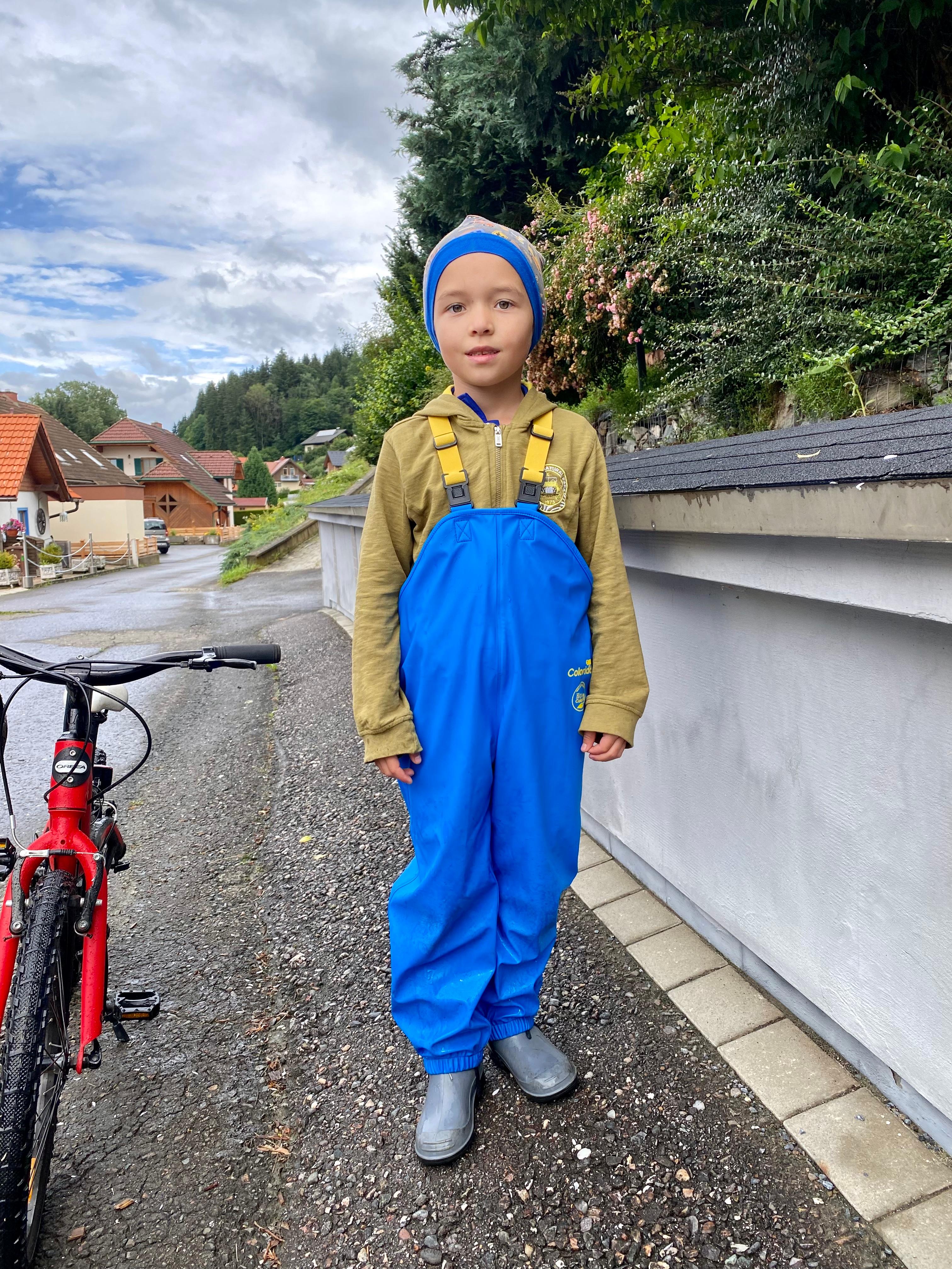 Kind mit blauer Schutzkleidung