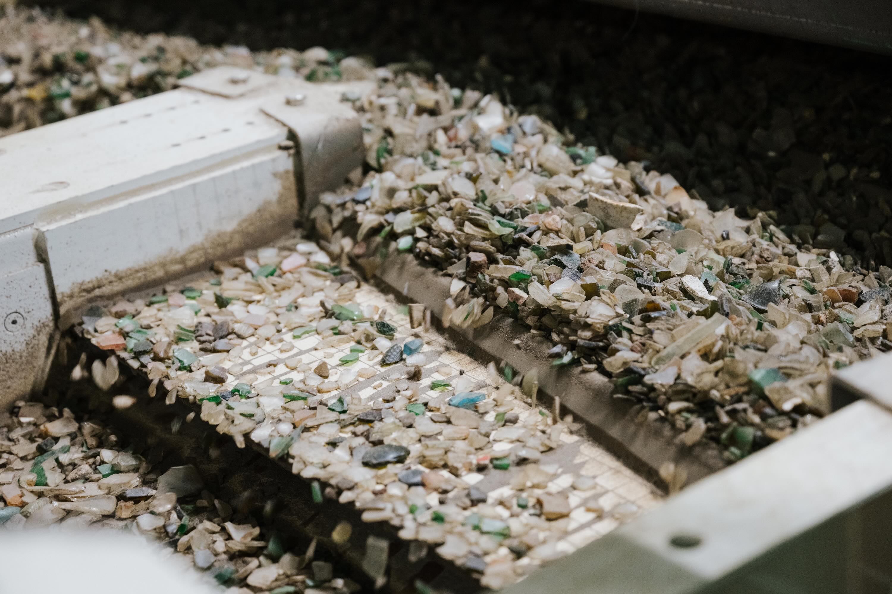 Viel Glas im Restm&uuml;ll. Die Recycling-Anlage &bdquo;Glasy&ldquo;.