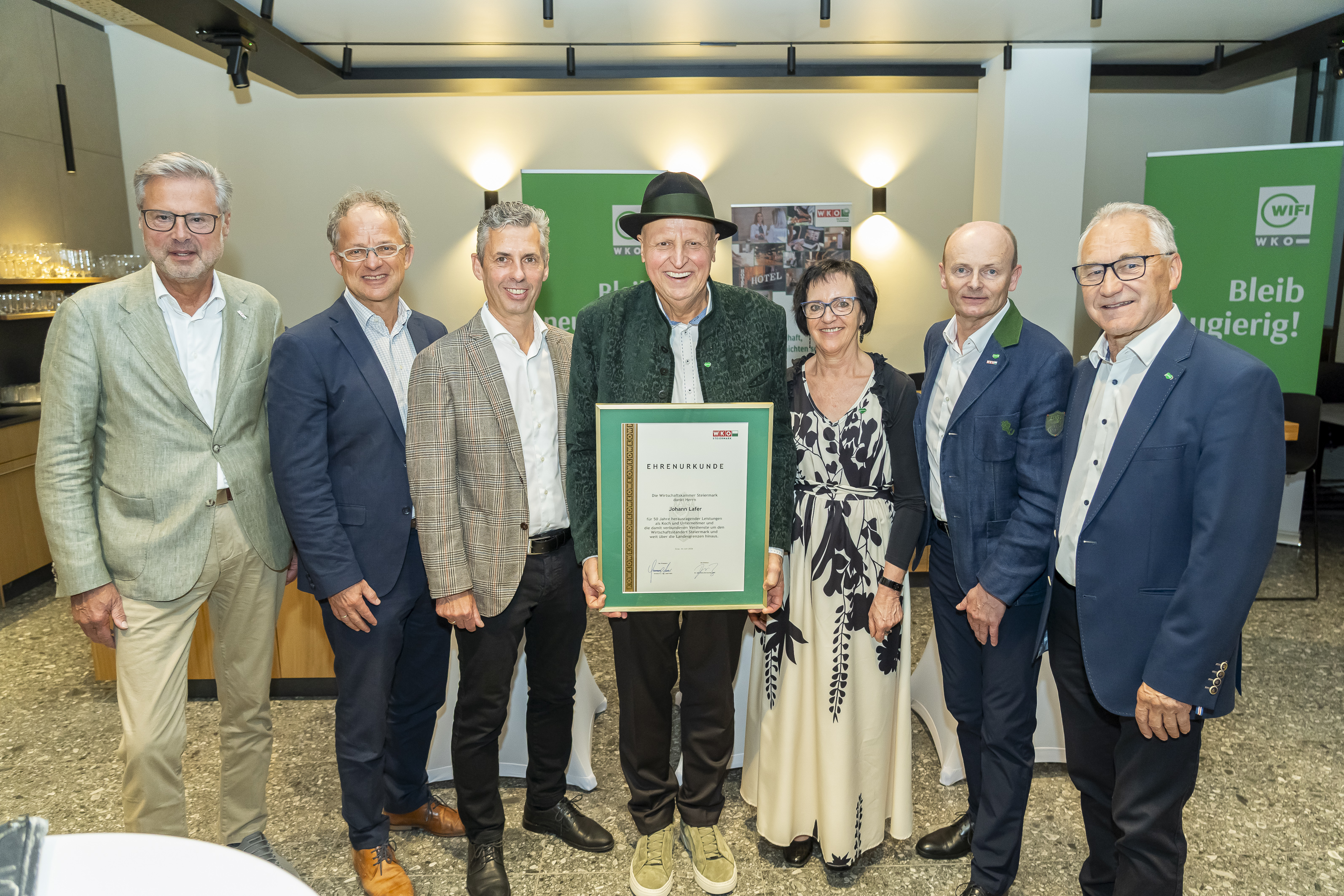 WKO-Steiermark-Direktor Karl-Heinz Dernoscheg, Tourismus-Spartengesch&auml;ftsf&uuml;hrer Gerhard Kienzl, Hotellerie-Obmann Alfred Grabner, Spitzenkoch Johann Lafer mit Ehrenurkunde, Erlebnisregion-Graz-Vorsitzende Sylvia Loidolt, Gastronomie-Obmann Klaus Friedl und Tourismus-Spartenobmann Hans Spreitzhofer (v.l.)