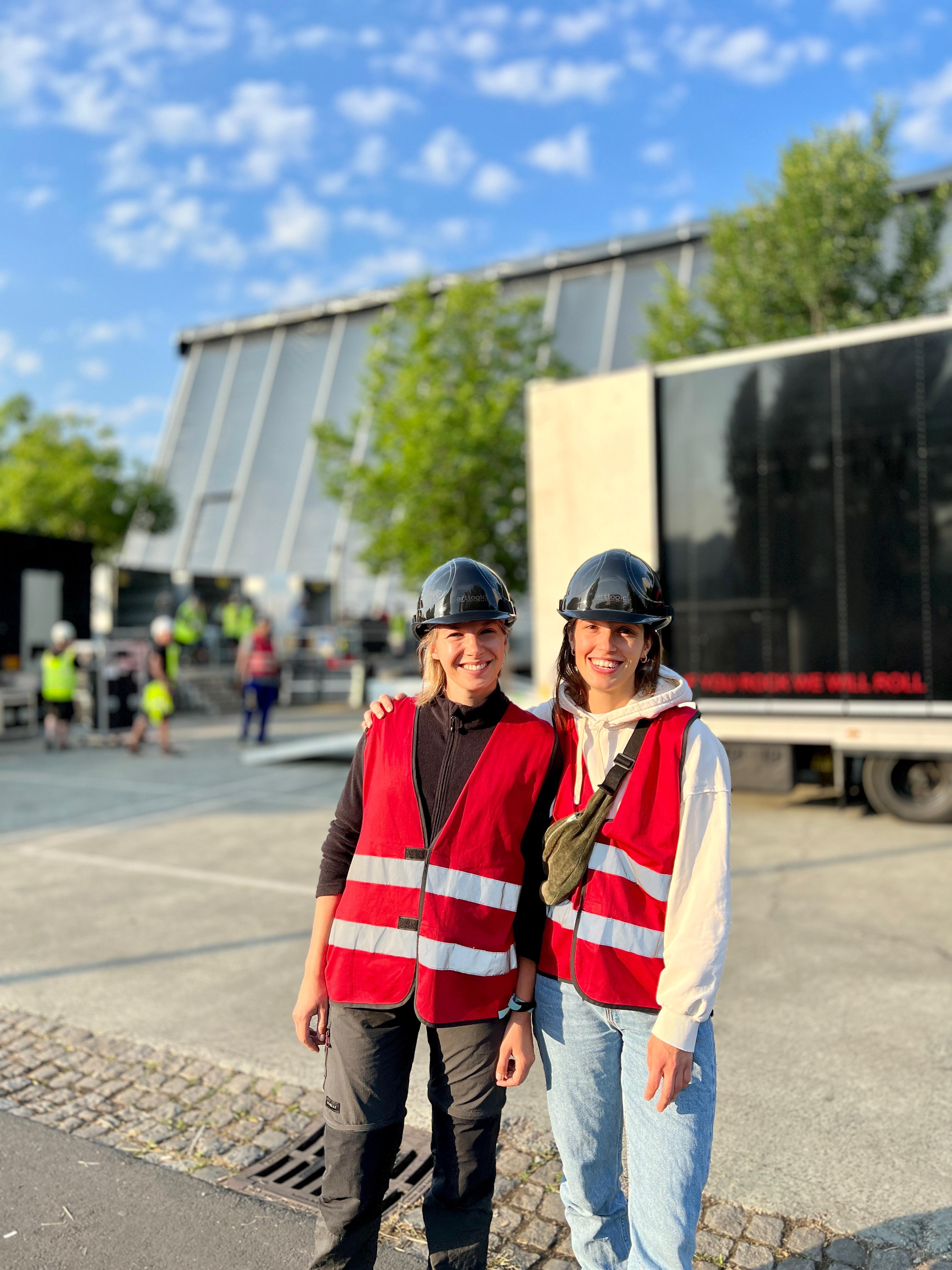 Zwei junge Frauen mit Helm und roter Warnweste