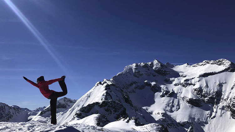 Mit Yoga im Schnee K&ouml;rper, Geist und Seele in Einklang bringen.