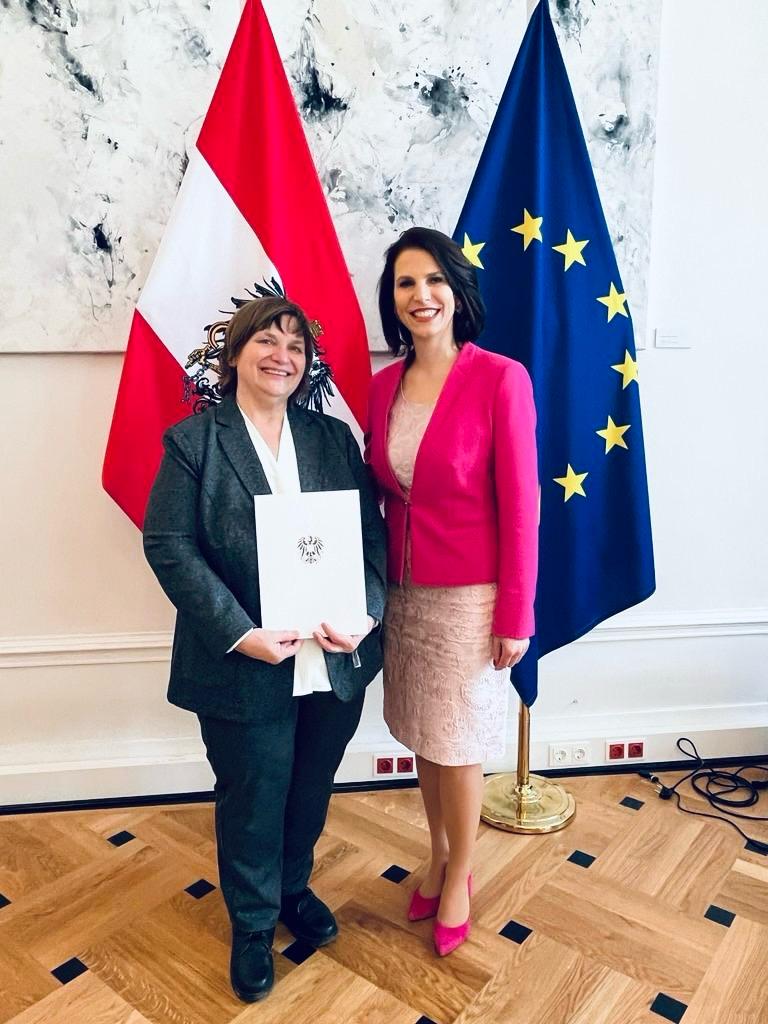 Margit Pratter-Demuth und Bundesministerin Karoline Edtstadler 