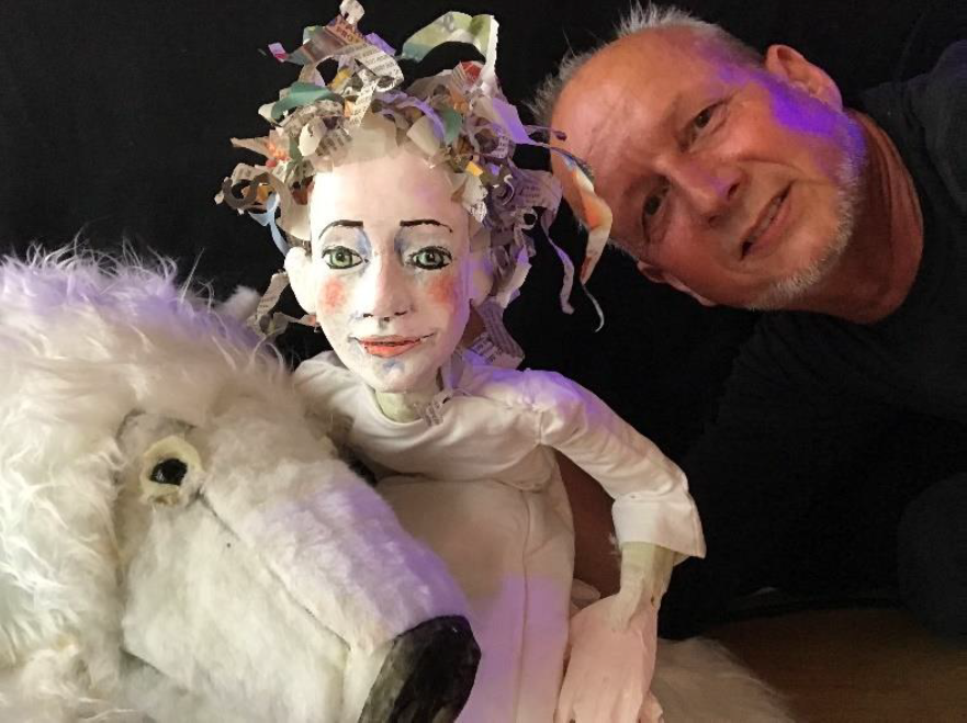 Stefan Karch mit Puppe und Pferde-Stofftier