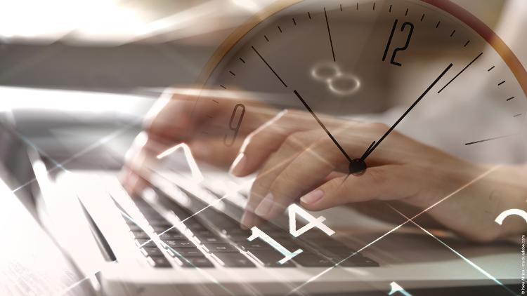 Eine Frau die an einem Laptop arbeitet, ein Kalender und eine Uhr sollen die Arbeitszeit darstellen.