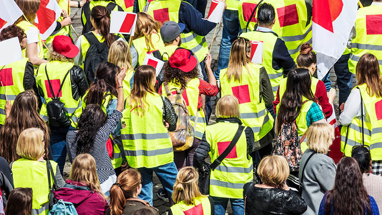 Menschen streiken in gelben Warnwesten