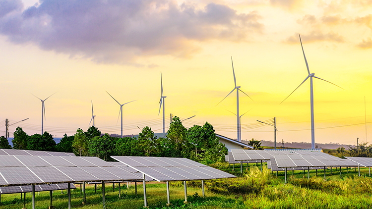 Landschaftsausschnitt mit Photovoltaikanalagen und Windr&auml;der
