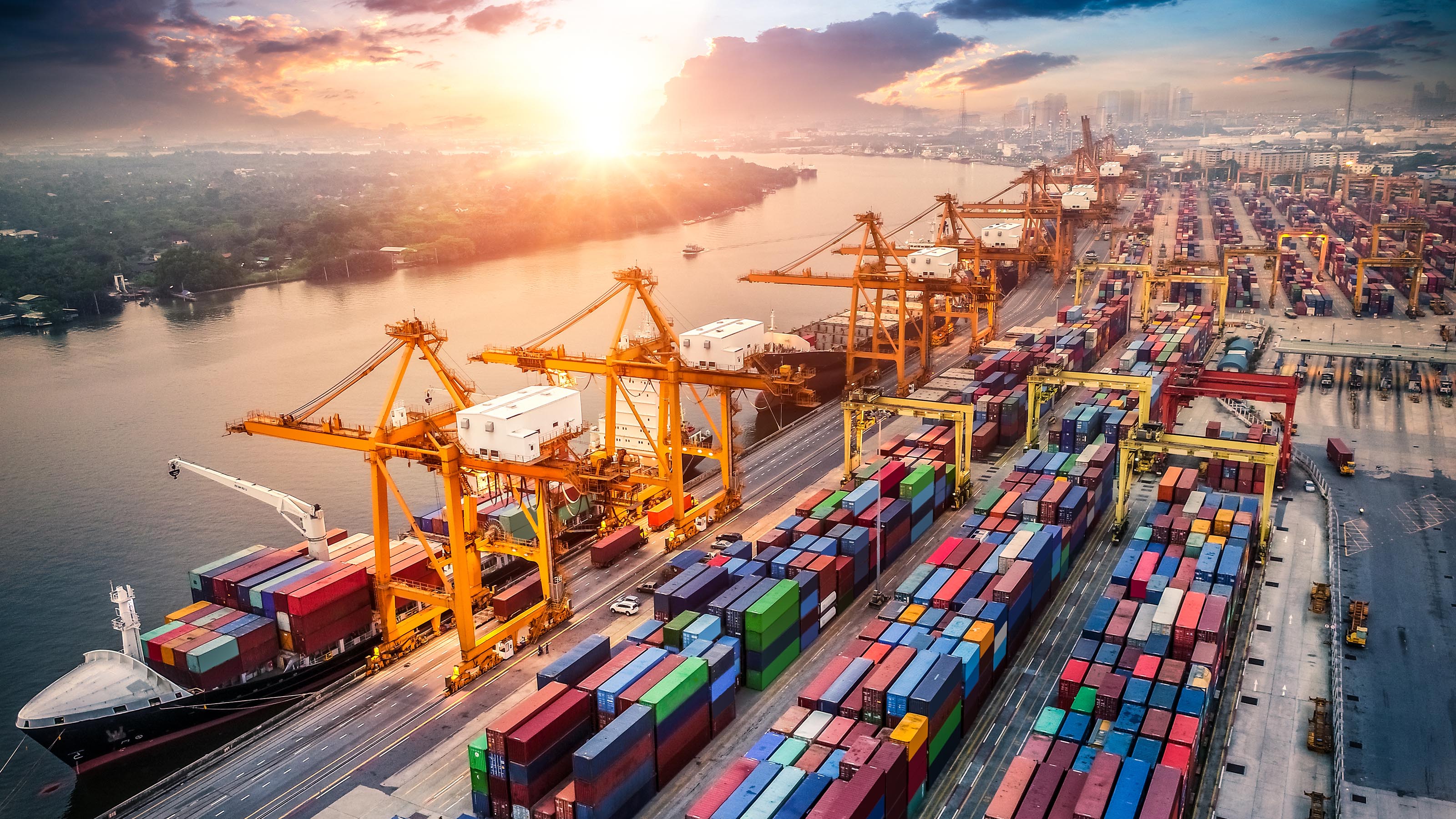 Frachthafen bei Sonnenuntergang