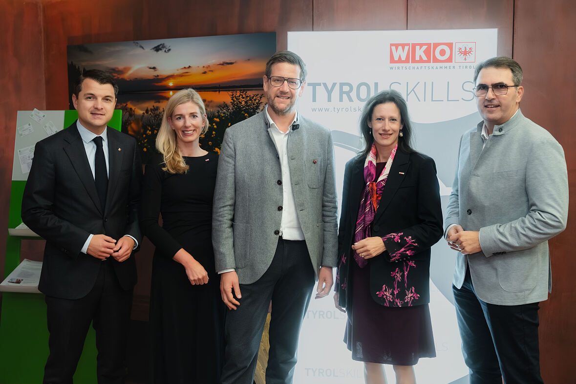 Bezirkshauptmann Kurt Berek, WK-Bezirksstellenleiterin Verena Weiler, Spartenobmann Roman Eberharter, WK-Bezirksobfrau Sonja Altenburger und WK-Vizepr&auml;sident Anton Rieder (v.l.).