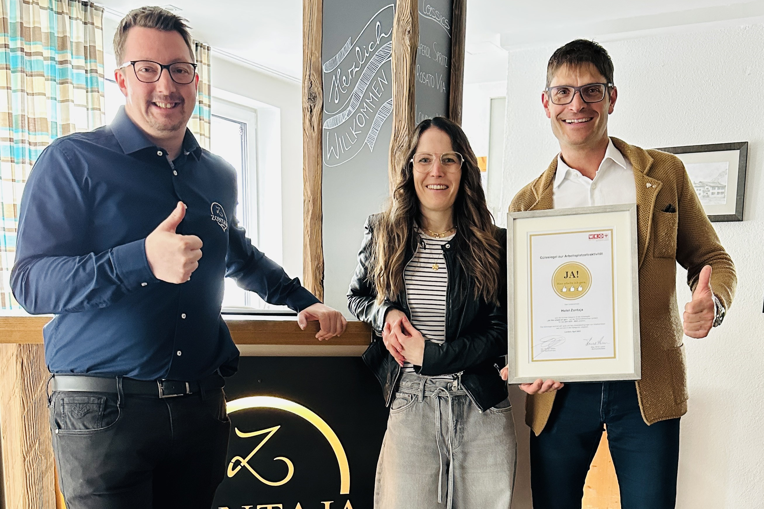 v.l. Philipp und Maria Wiltsche, Michael Gittele im Hotel Zontaja