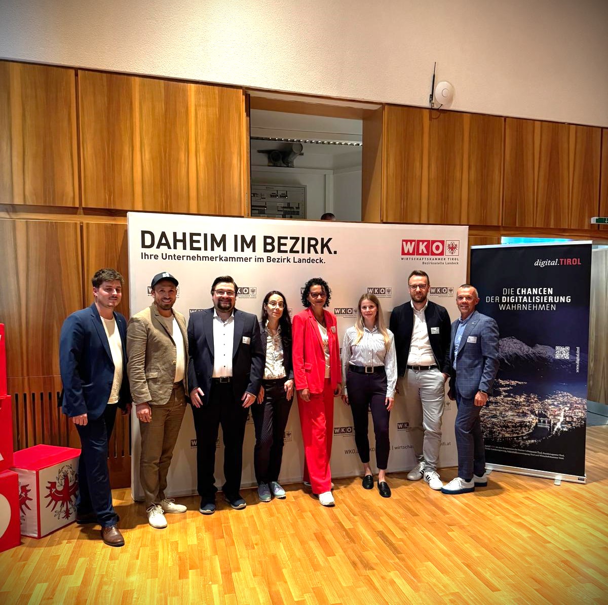   Raphael Schaller (digital.tirol), Johannes Erhart, Felix Thöni, Isabella Hinterleitner, Moderatorin Sabine Singer, Sarah Maria Hanser, Andreas Falbesoner, Bezirksstellenleiter Otmar Ladner 