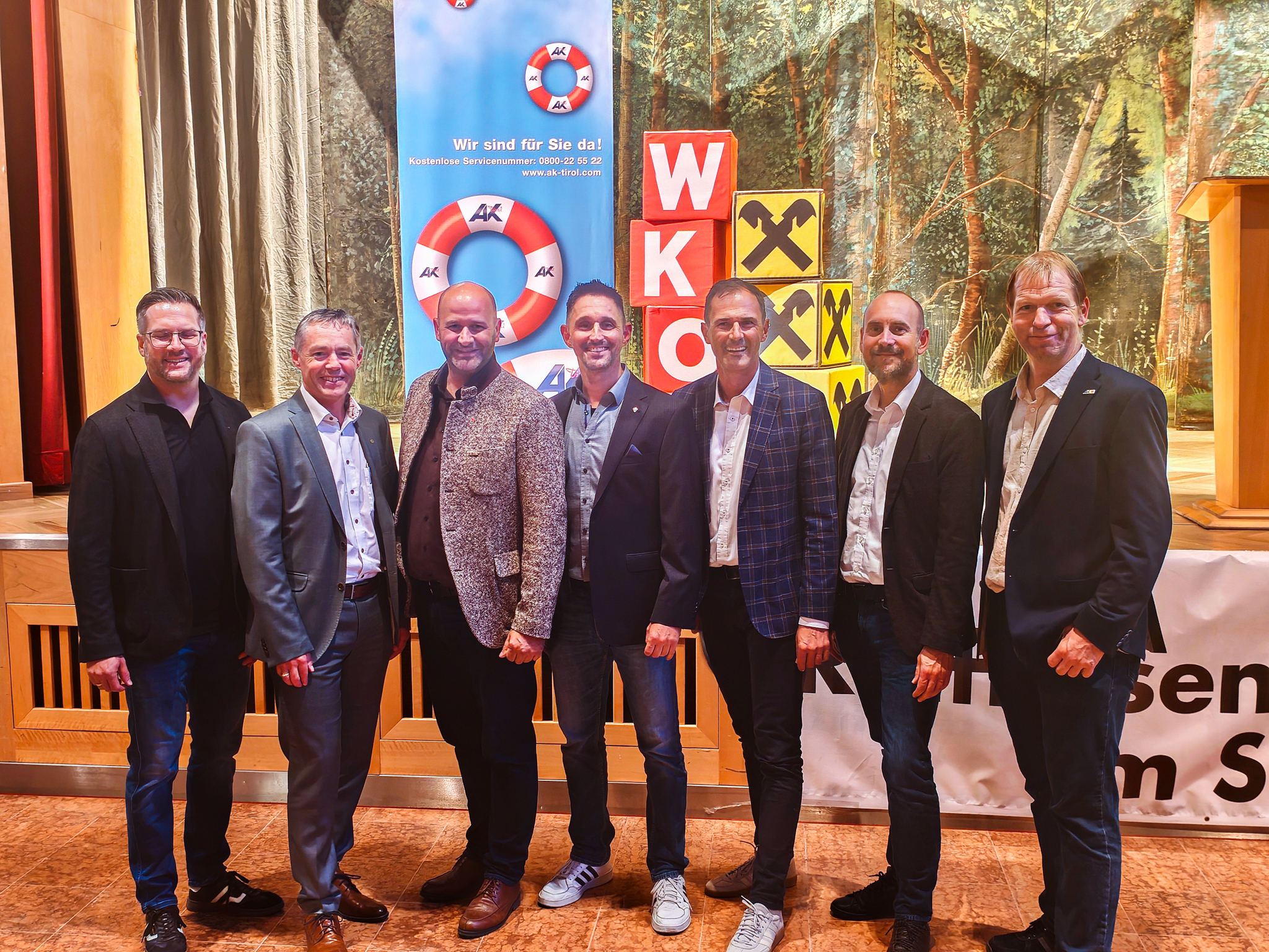 Die Organisatoren und Partner der ersten Stubaier Lehrlingsroute: Klaus Rainer (AK), Stefan Jenewein (Raiffeisen), Daniel Stern (B&uuml;rgermeister und PV-Obmann), Kurt Lorbek (WK Tirol), Wolfgang Gredler (Raiffeisen), Manuel Robatsch (Raiffeisen) und Gregor Prantl (AK).
