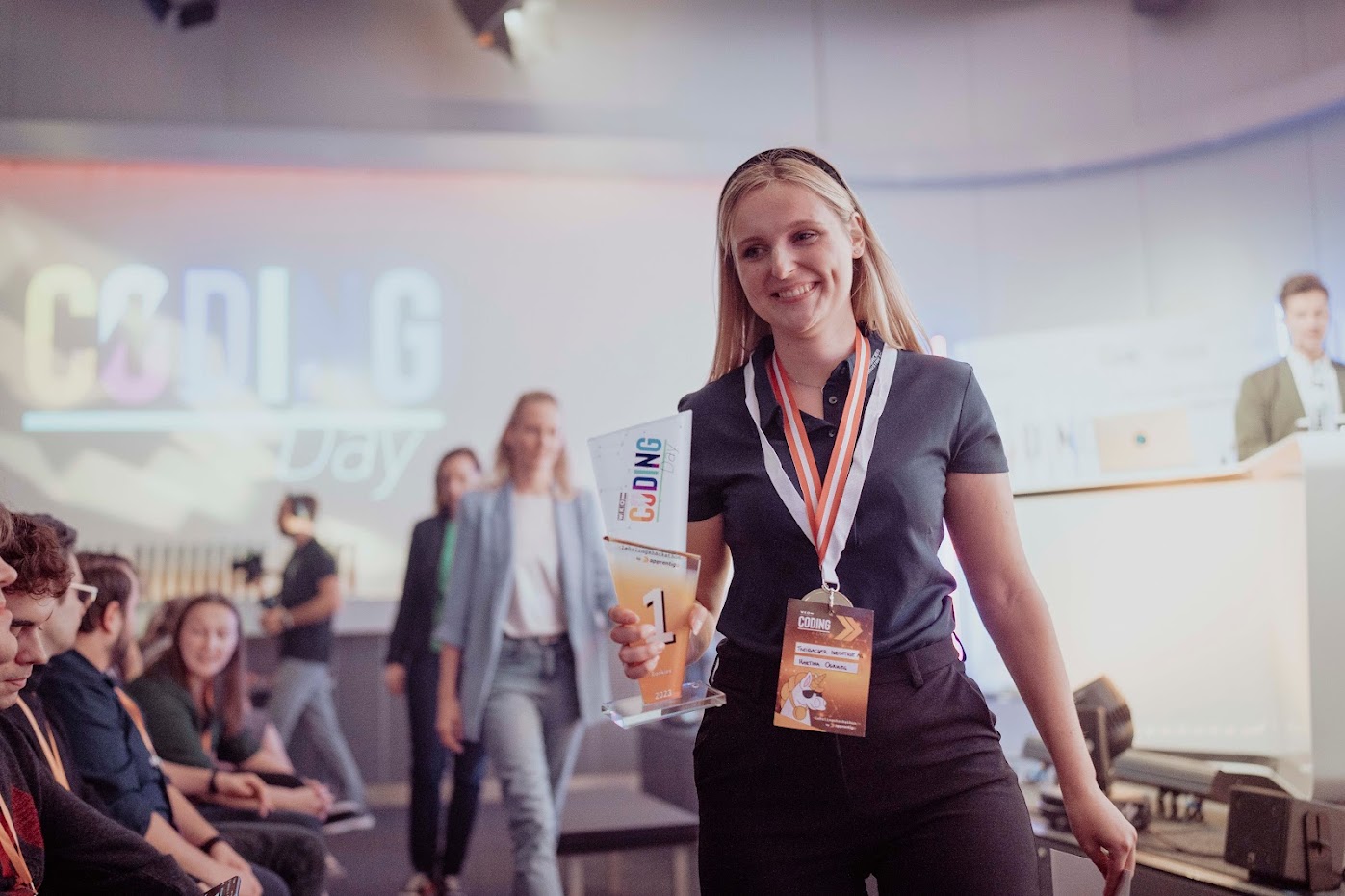 junge Frau mit Troph&auml;e