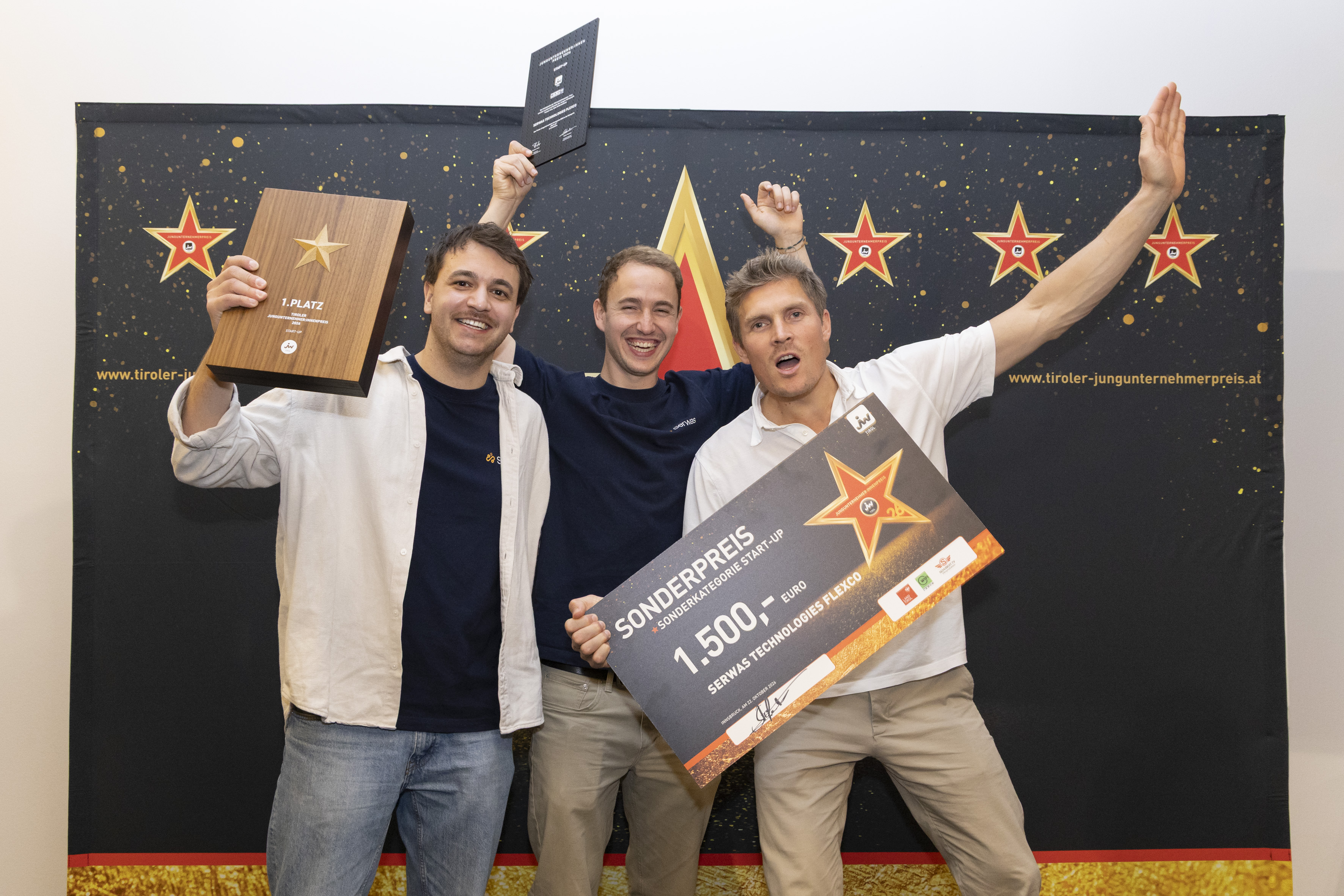 Grund zum Jubeln: Manuel Untergasser, Timo Berkmann und Dennis Borsdorff von Serwas Technologies feiern den Sieg in der Sonderkategorie „Start-up“ beim Tiroler Jungunternehmer:innen-Preis 2026.