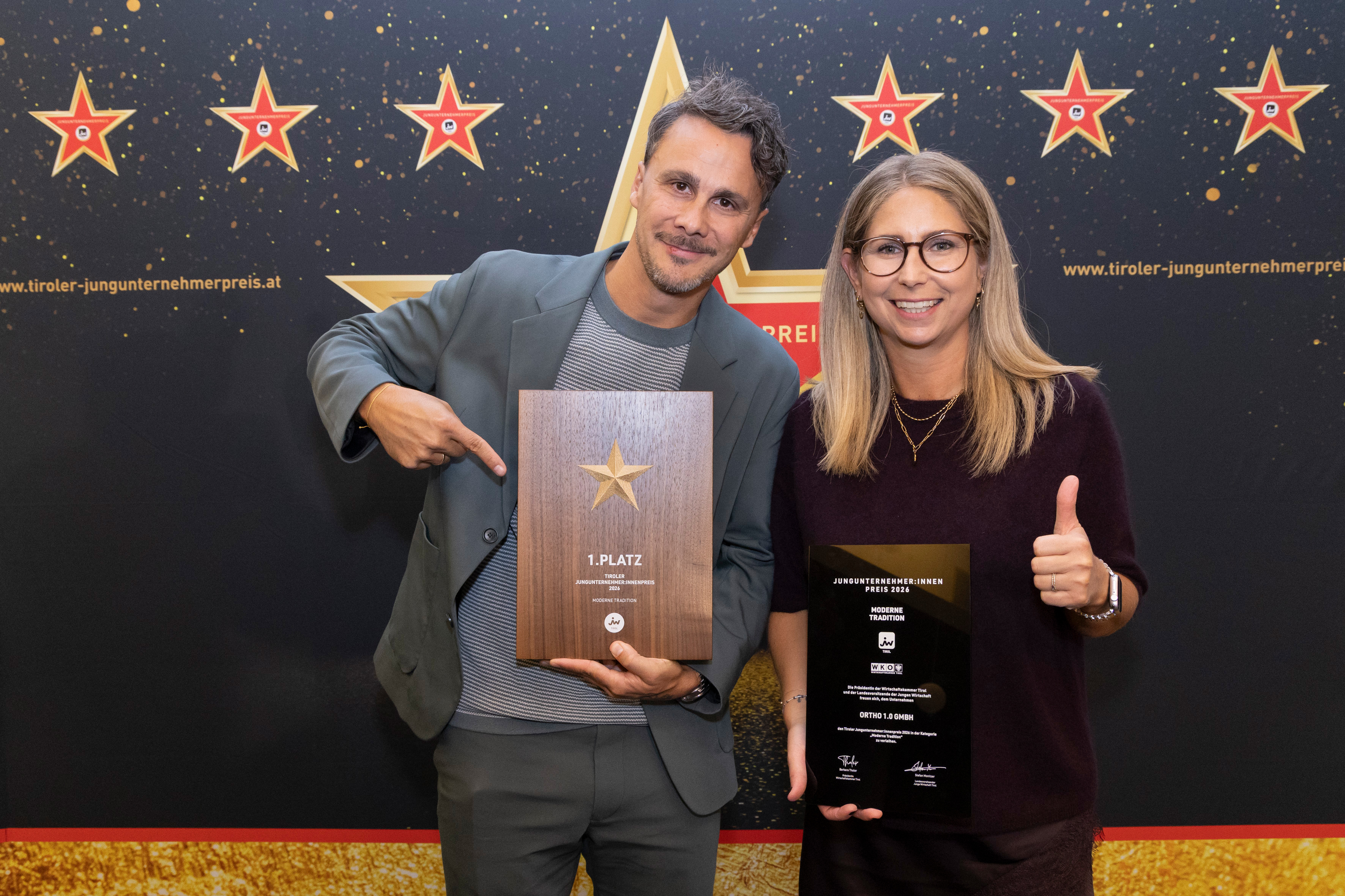 Tradition trifft Innovation: Silvano Soraperra (l.) und Melanie Soraperra von ortho 1.0 freuen sich über den 1. Platz in der Kategorie „Moderne Tradition“.