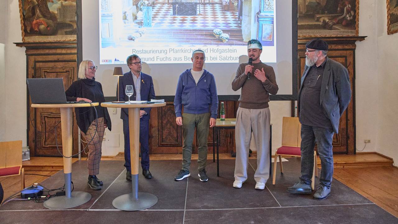 Der Denkmalpflegepreis 2026 zeichnete Raimund Fuchs aus Bergheim (2.v.r.) f&uuml;r die<br />
Sanierung der Pfarrkirche Bad Hofgastein aus. Rechts Juror Mag. Johann Nimmrichter vom<br />
Bundesdenkmalamt BDA.