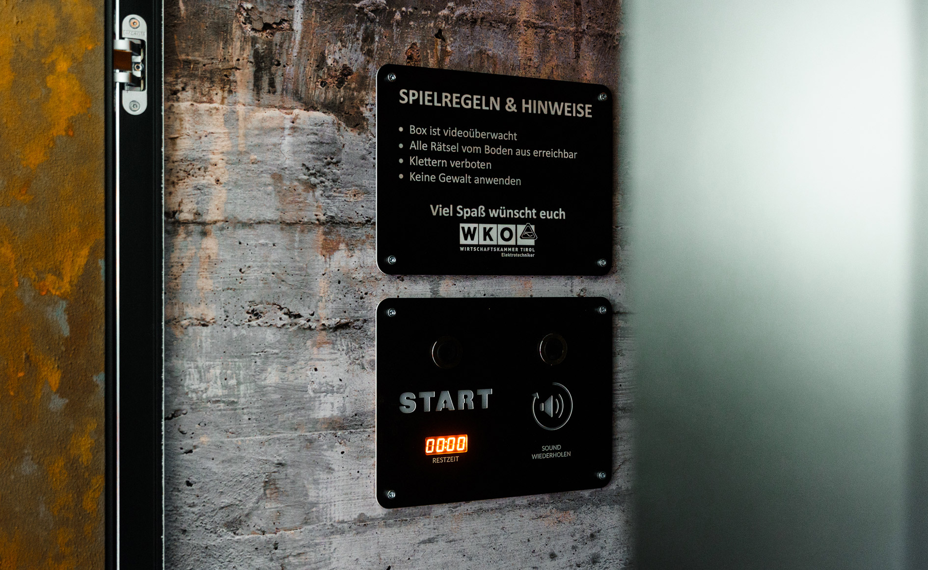 Eine Tafel mit der Aufschrift Spielregeln & Hinweise und eine Zweite Tafel mit der Aufschrift Start
