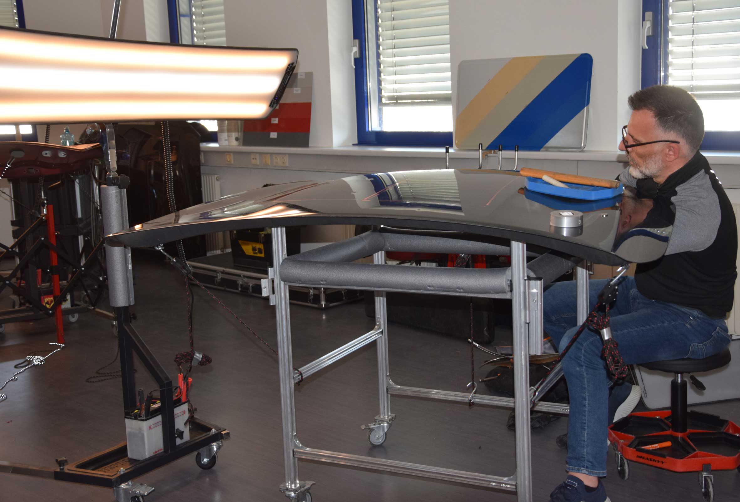 Teilnehmer der Zertifizierungspr&uuml;fung zum Dellentechniker bei der Arbeit