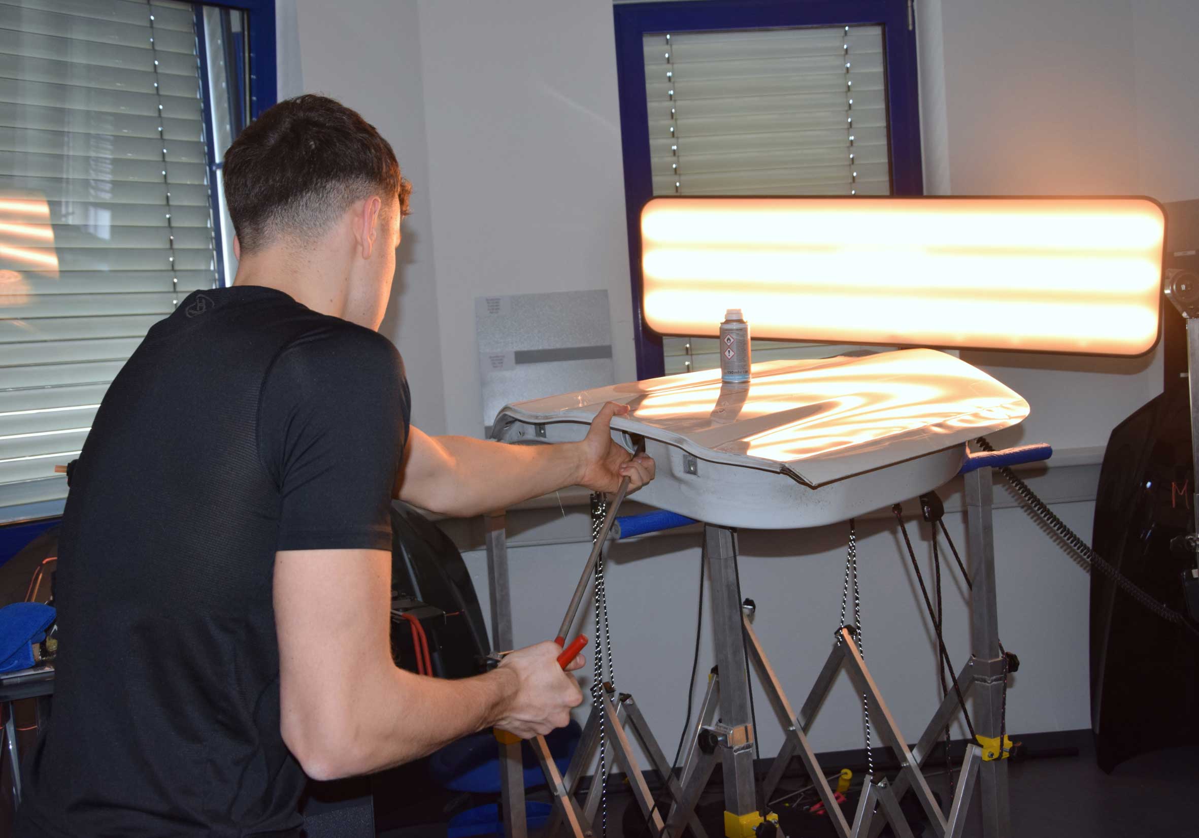 Teilnehmer der Zertifizierungspr&uuml;fung zum Dellentechniker bei der Arbeit