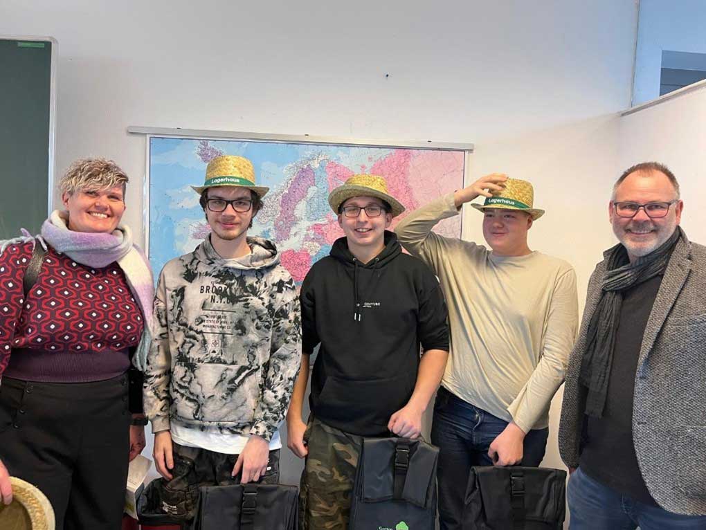 Landesinnungsmeister Andreas Maly und seine Stellvertreterin Monika Metzner bei Rucksack&uuml;bergabe an die burgenl&auml;ndischen Gartengestalter Lehrlinge.