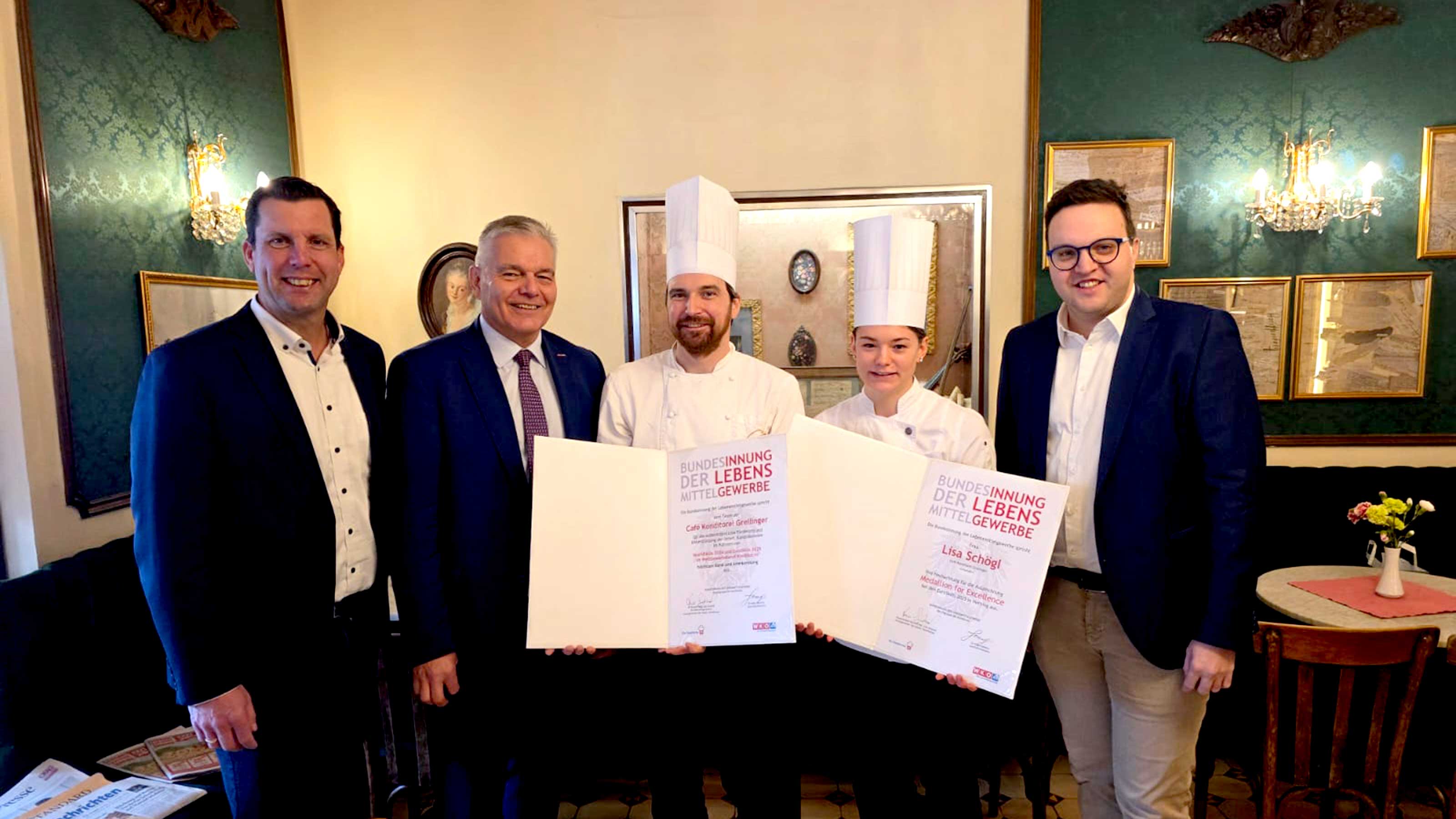 Mst. Leo Jindrak mit den Mitarbeitern der Konditorei Grellinger