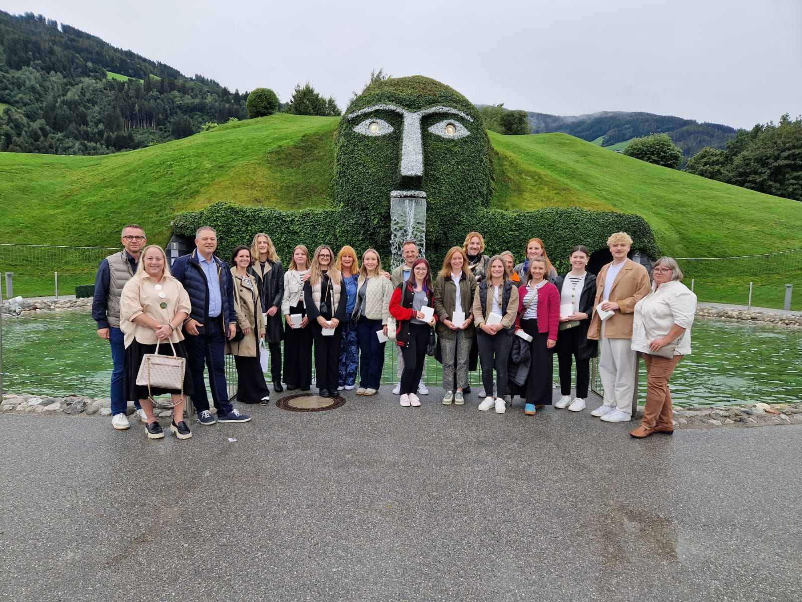 Gruppenfoto: Teilnehmer:innen mit den Vertretern der Landesinnungen in Wattens