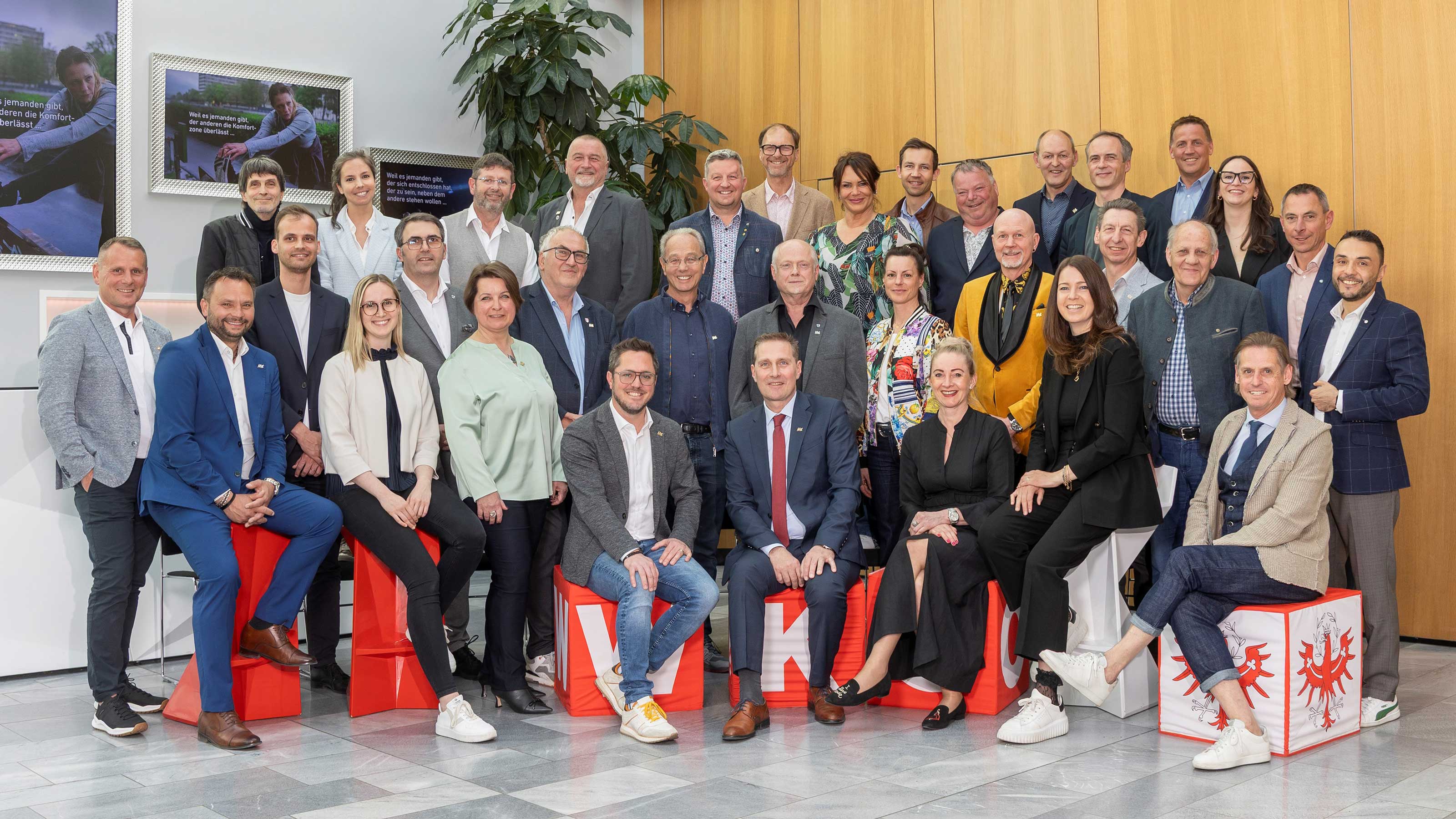 Die Mitglieder des Spartenkonferenz der Sparte Gewerbe und Handwerk und die Geschäftsführer auf einem Gruppenbild