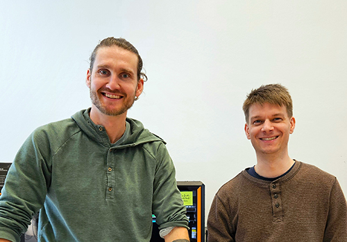 2 Personen blicken in die Kamera und l&auml;cheln. Beide geh&ouml;rten dem Unternehmen Summitwave an.