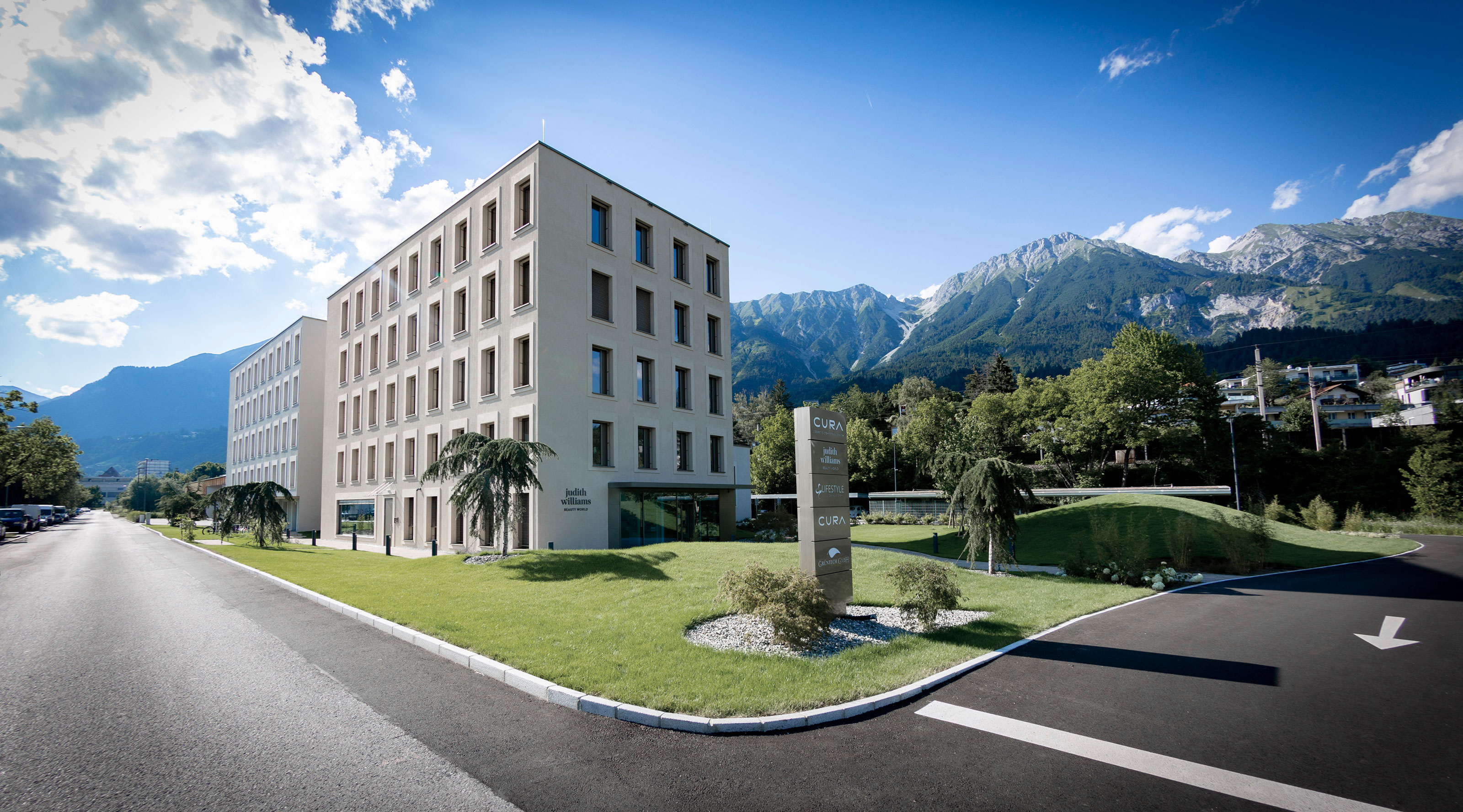 Das Firmengeb&auml;ude von Cura in der Au&szlig;enansicht