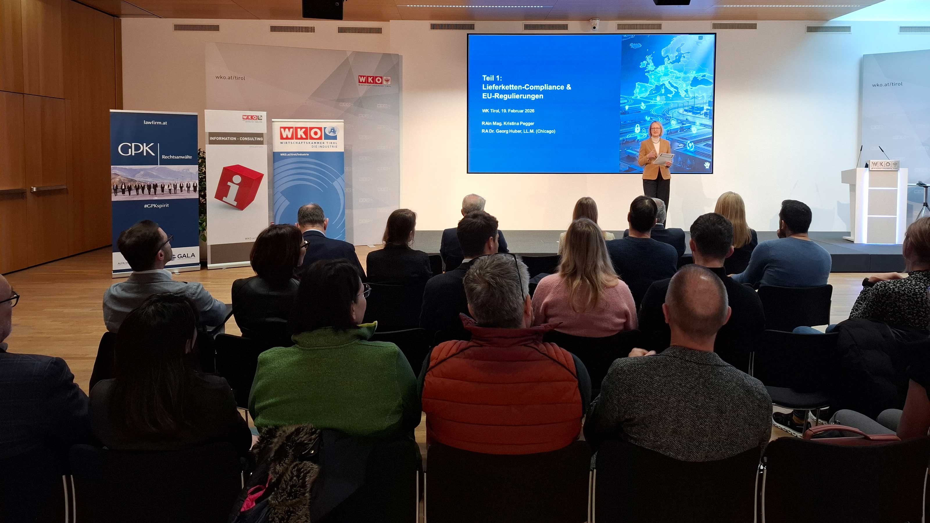 Veranstaltungssaal mit Publikum, am Podium steht Sibylle Regensberger, die Obfrau der Sparte Information und Consulting