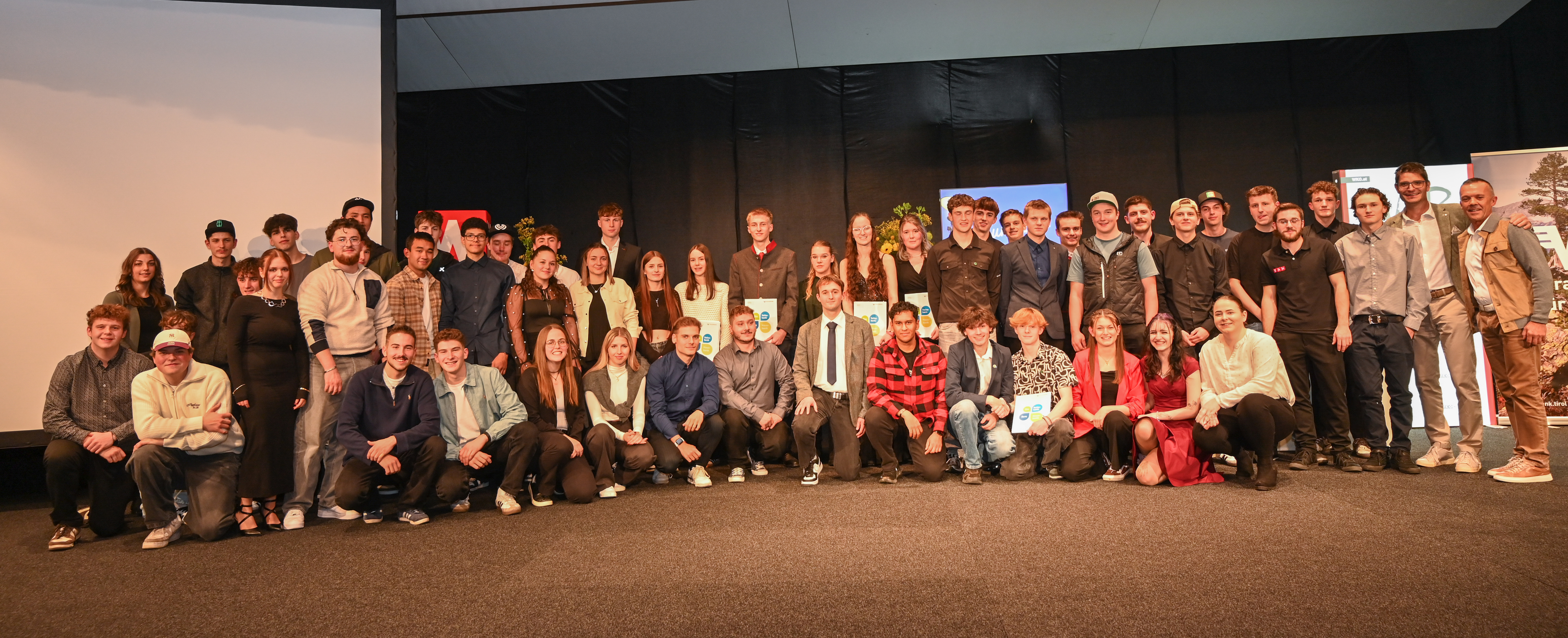 WK-Bezirksobmann Michael Gitterle und WK-Bezirksstellenleiter Otmar Ladner mit allen Preisträger:innen aus dem Bezirk Landeck