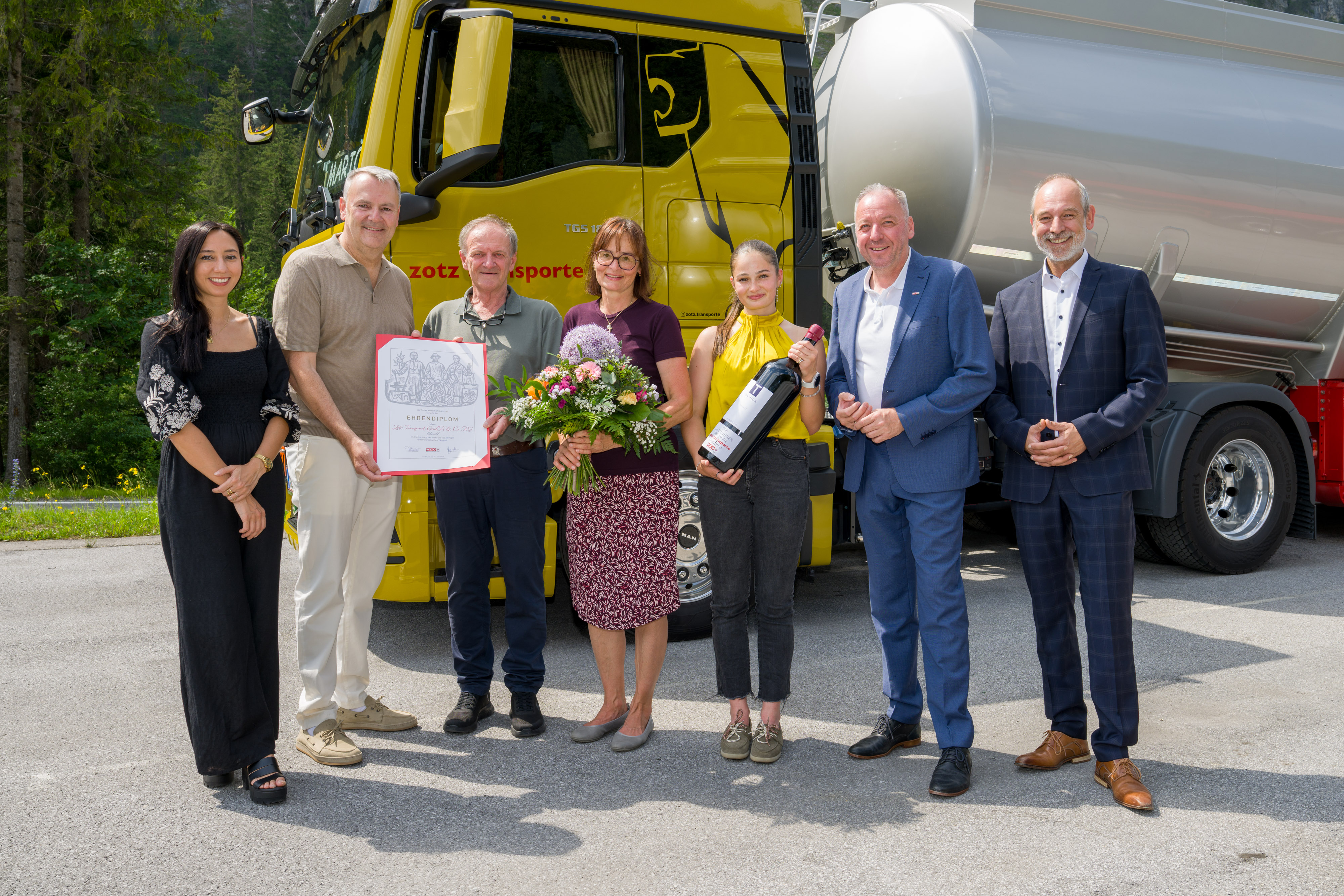 100 Jahre Jubil&auml;um: (v.l.)WK Tirol Mitarbeiterin Clara Hochenegg , Obmann der Fachgruppe f&uuml;r das G&uuml;terbef&ouml;rderungsgewerbe Tirol Ulf Schmid, Vizeb&uuml;rgermeister Ehrwald Gert K&ouml;pfle, GF Ina-Maria Zotz, Tochter Philipa Zotz, Bezirksstellen Leiter Wolfgang Winkler und Bezirksstellen Obmann Christian Strigl.