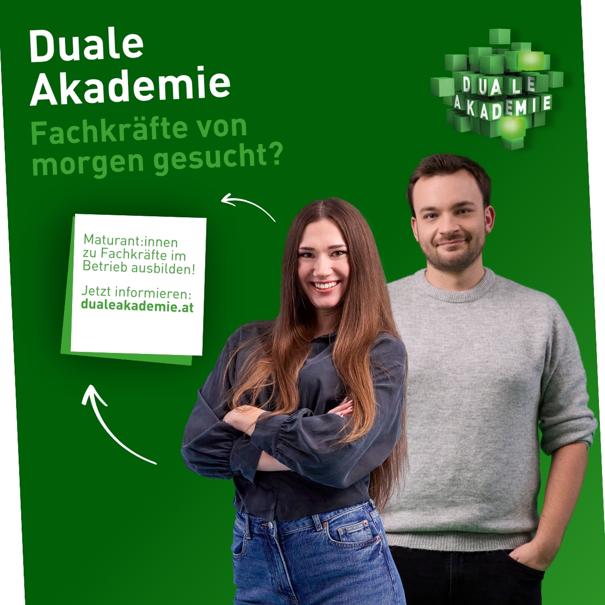 Ein Paar l&auml;chelt und posiert vor einem Werbebanner der Dualen Akademie.