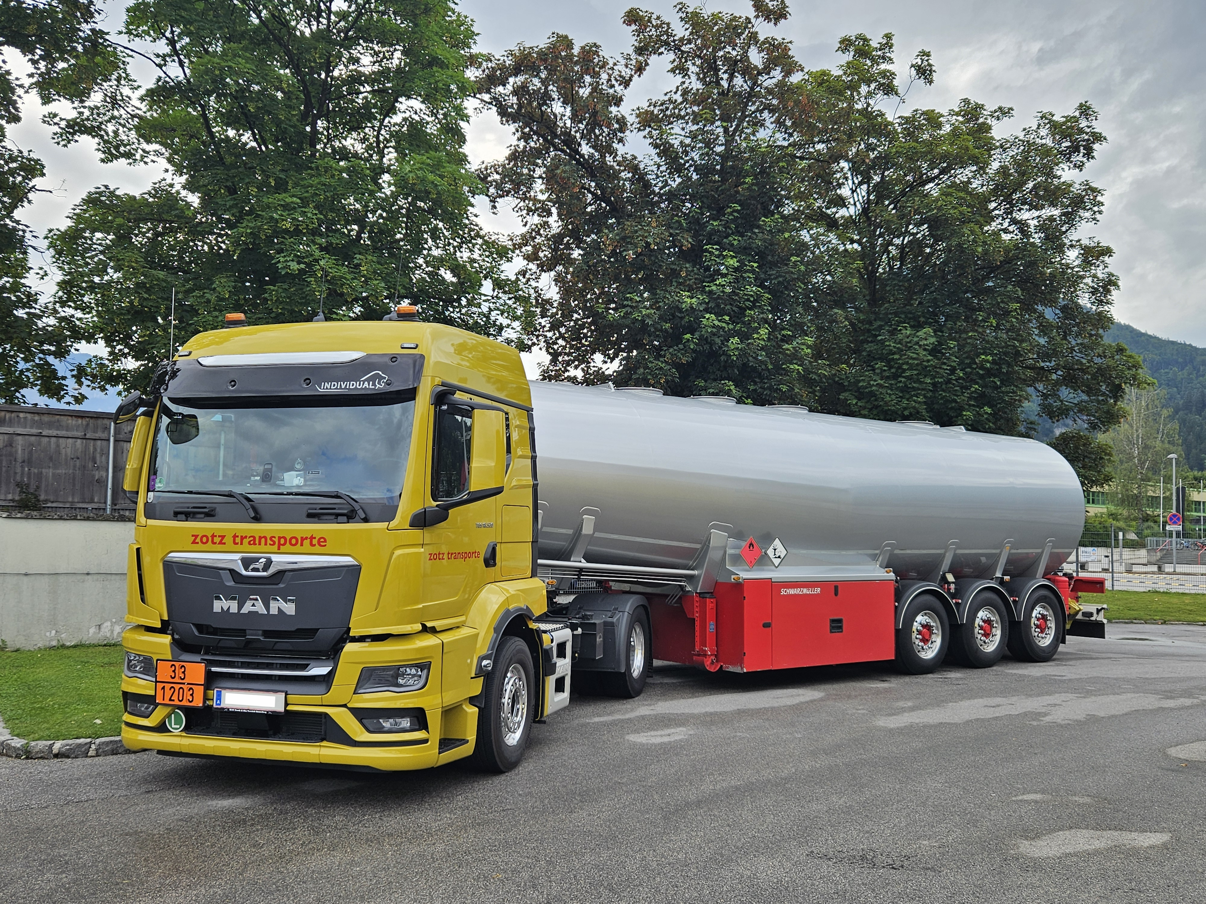 Vom historischen Tankwagen zum modernen Tanklastzug: Der Fuhrpark von Zotz Transporte zeigt eindrucksvoll, wie stark sich Technik, Sicherheit und Effizienz im Stra&szlig;eng&uuml;terverkehr &uuml;ber die Jahrzehnte weiterentwickelt haben. Die beiden Fahrzeuge stehen zugleich sinnbildlich f&uuml;r 100 Jahre Unternehmensgeschichte und den Wandel einer ganzen Branche.