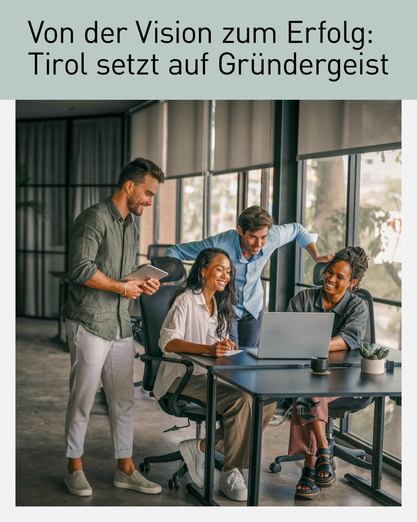 Vier junge Unternehmerinnen und Unternehmer arbeiten motiviert gemeinsam an einem Laptop in einem modernen Büro – Symbol für Gründungsgeist und wirtschaftlichen Aufschwung in Tirol.
