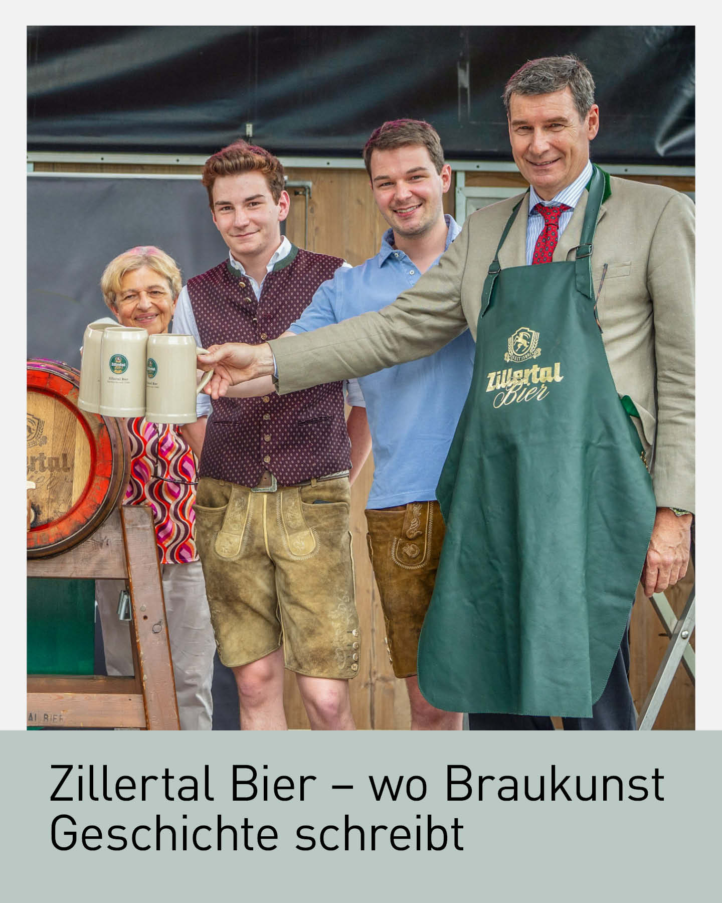 Vier Generationen der Familie Pfister von Zillertal Bier beim Anstoßen mit Bierkrügen vor einem Holzfass – Symbol für 525 Jahre Tiroler Braukunst und gelebte Familiengeschichte.