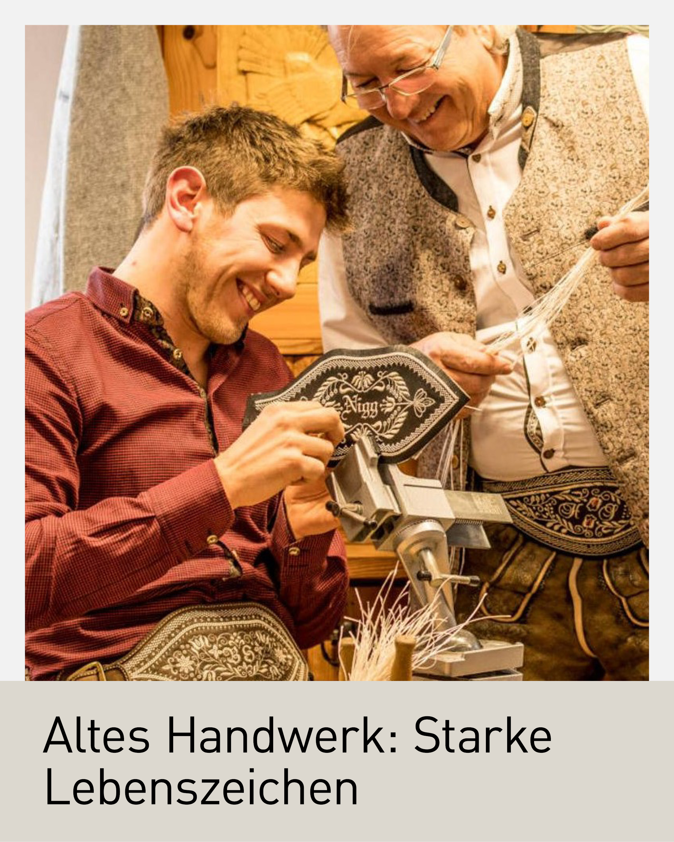 Junger Handwerker beim traditionellen Federkielsticken in Tirol, angeleitet von erfahrenem Meister – Beispiel für die Förderaktion Altes Handwerk