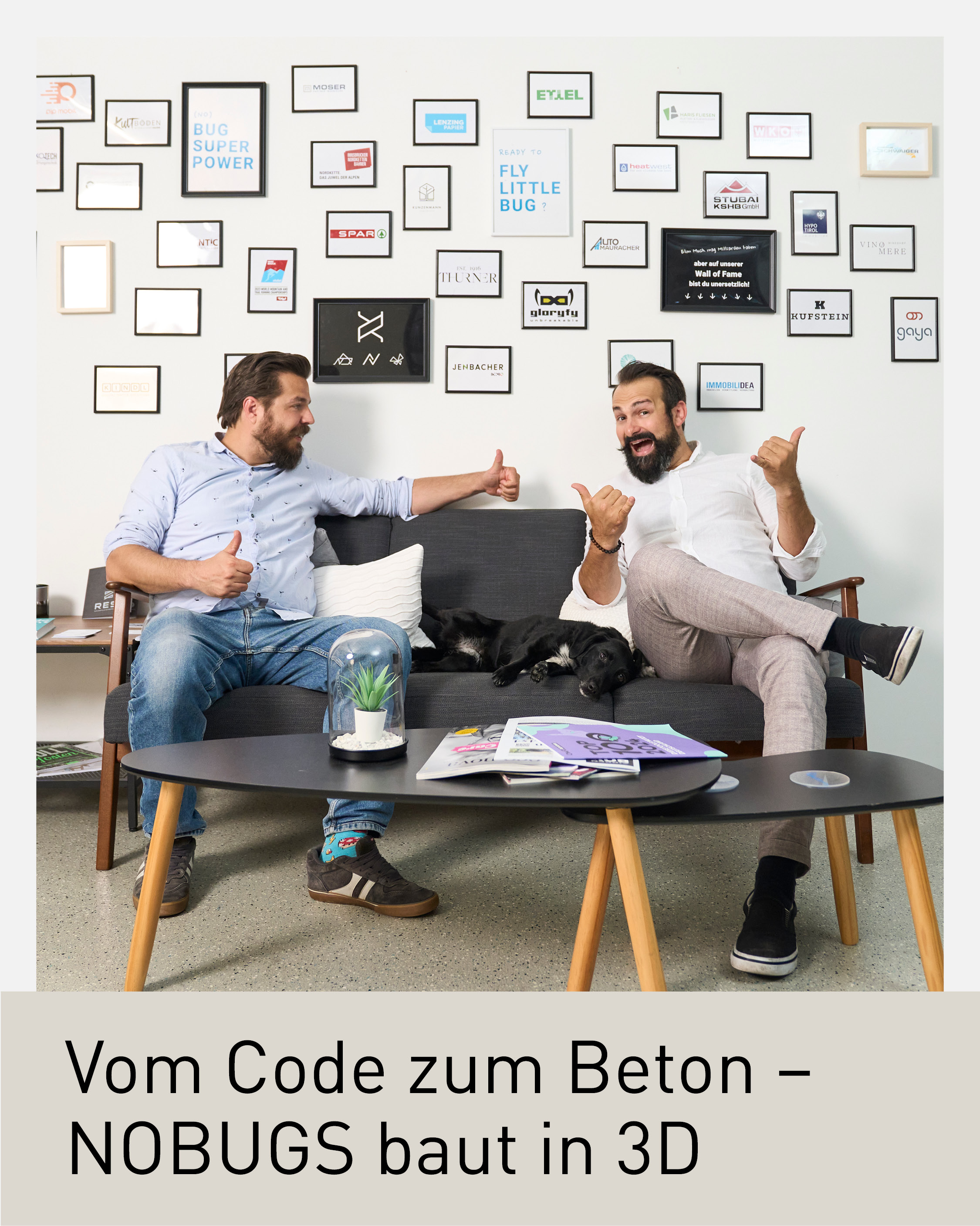 Die beiden Geschäftsführer der NOBUGS Group sitzen entspannt auf einem Sofa im Büro, im Hintergrund die Wall of Fame mit Partnerlogos. Das Unternehmen entwickelt sich vom IT-Dienstleister hin zum Pionier im 3D-Hausbau