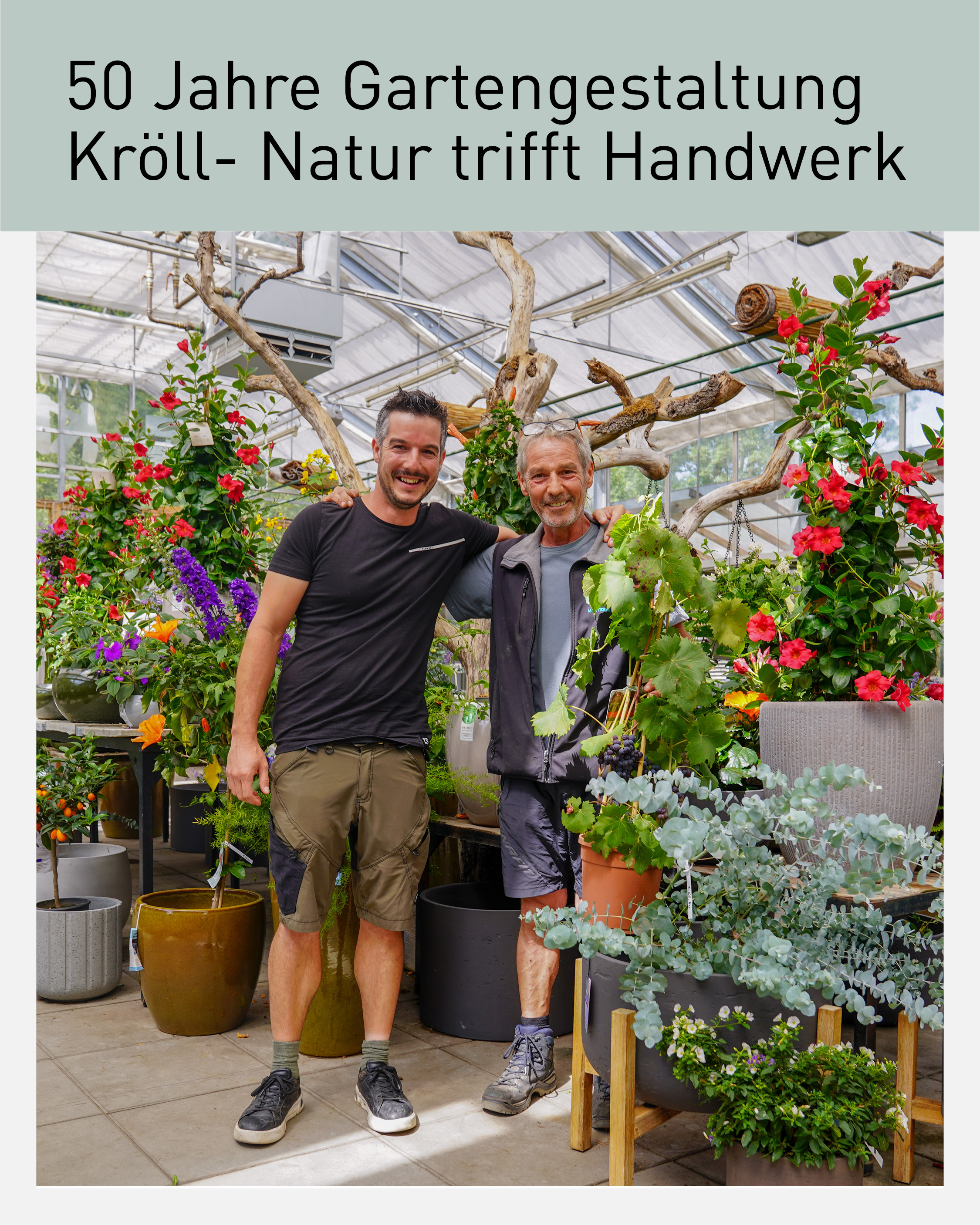 Zwei Generationen der Gartengestaltung Kröll im Zillertal stehen in einem blühenden Gewächshaus zwischen farbenfrohen Pflanzen und Blumen – 50 Jahre Familienbetrieb, Natur und Handwerk im Einklang.