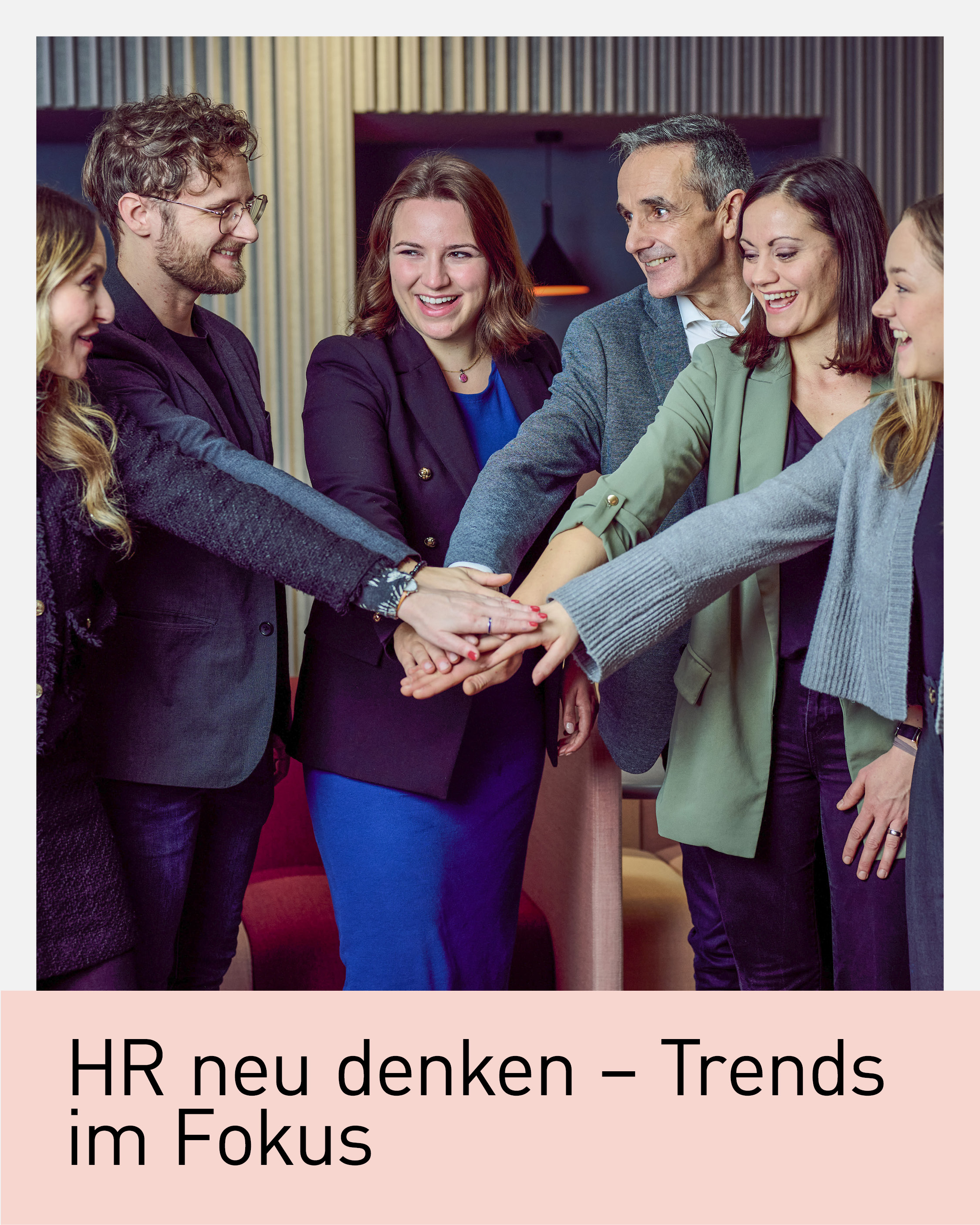 Gruppe von HR-Expertinnen und -Experten beim Team-Meeting, die motiviert ihre Hände in der Mitte zusammenlegen – Symbol für Zusammenarbeit, neue HR-Trends und moderne Personalarbeit in Tirol.
