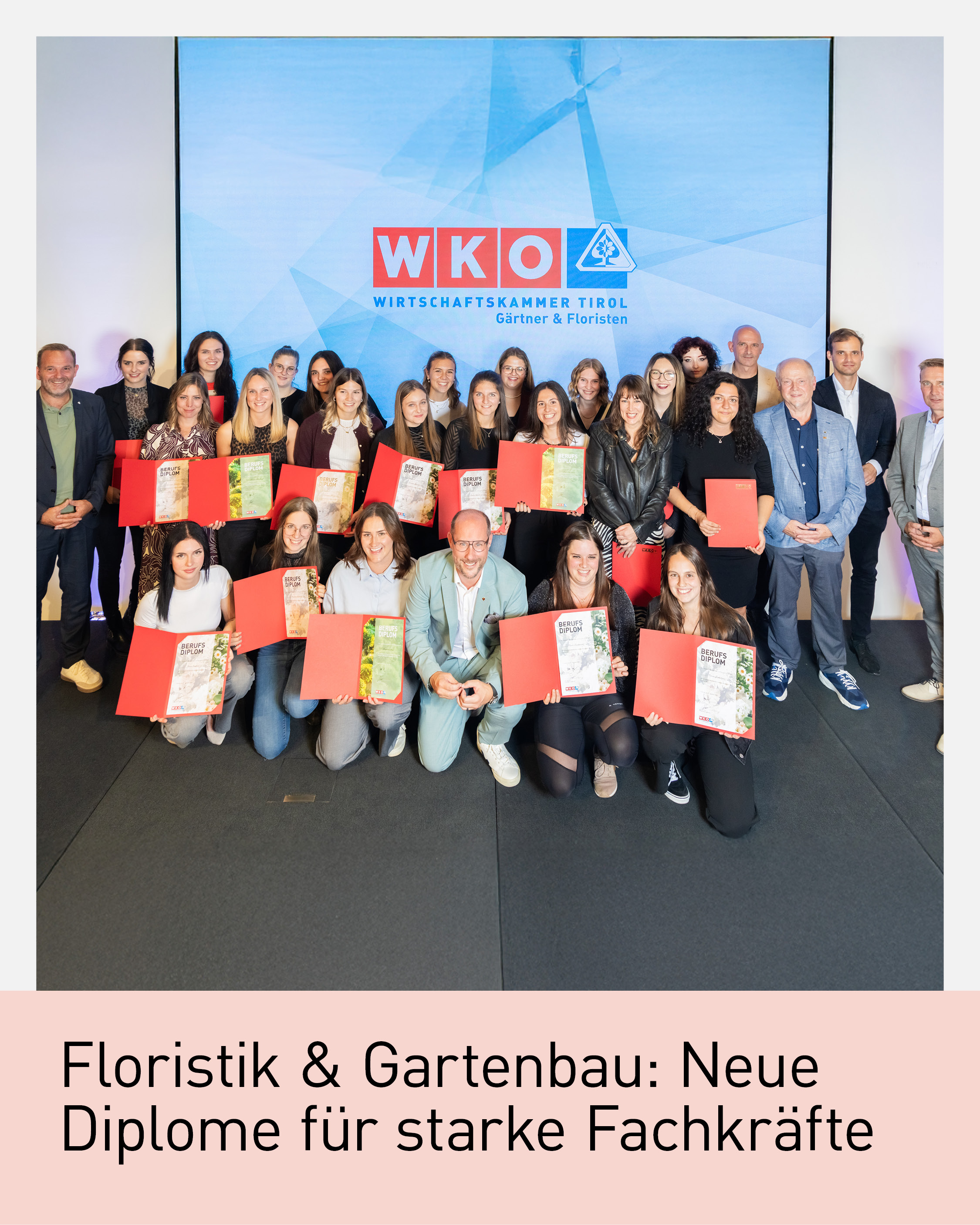 Gruppenfoto der ausgezeichneten Absolventinnen und Absolventen im Bereich Floristik und Gartenbau bei der Verleihung der Berufsdiplome in Tirol. Die jungen Fachkräfte halten ihre roten Diplom-Mappen in den Händen, gemeinsam mit Vertreter:innen der Wirtschaftskammer Tirol.
