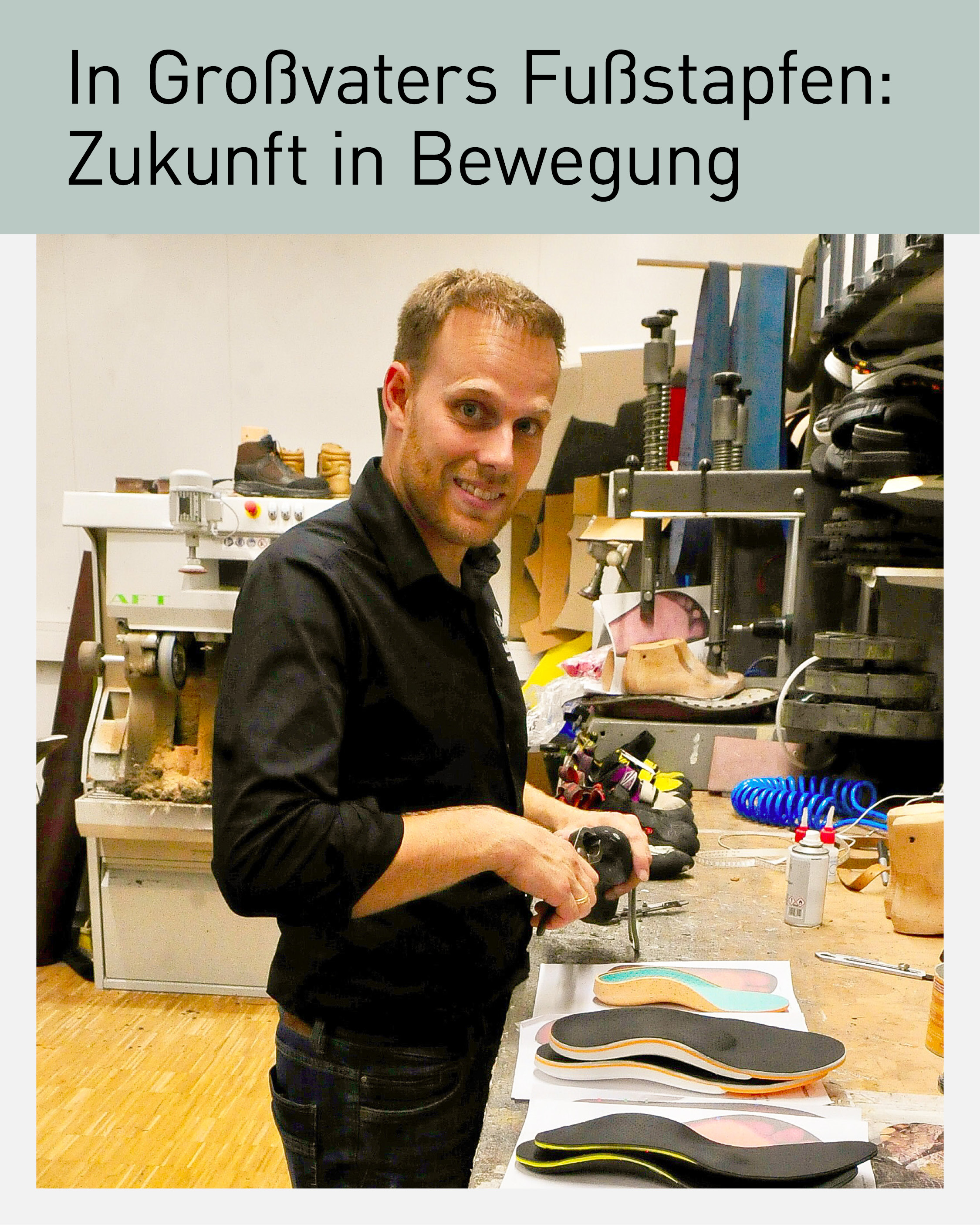 Ein Mann steht in einer Werkstatt und arbeitet konzentriert an orthopädischen Einlagen. Auf dem Tisch liegen verschiedene Schuhsohlen, Werkzeuge und Materialien. Im Hintergrund sind Maschinen, Schuhe und Werkstattutensilien zu sehen. Das Bild vermittelt Handwerkskunst, Präzision und Tradition im modernen Kontext.