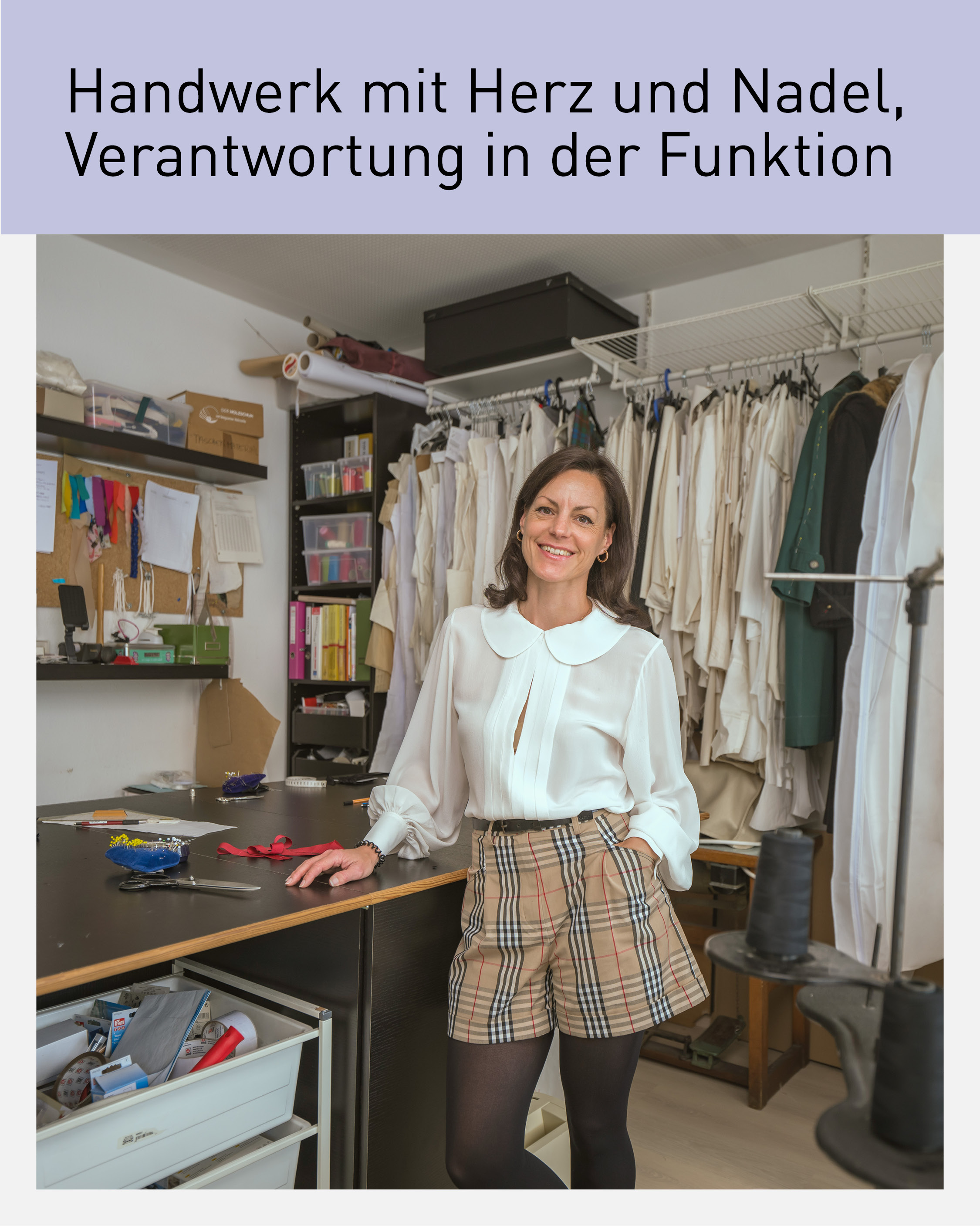 Kerstin Radnetter in ihrer Schneiderei, umgeben von Stoffen und Schnittmustern. Sie kombiniert ihr Handwerk als Schneidermeisterin mit ihrer Funktionärsarbeit in der Tiroler Wirtschaftskammer, wo sie das Modehandwerk vertritt