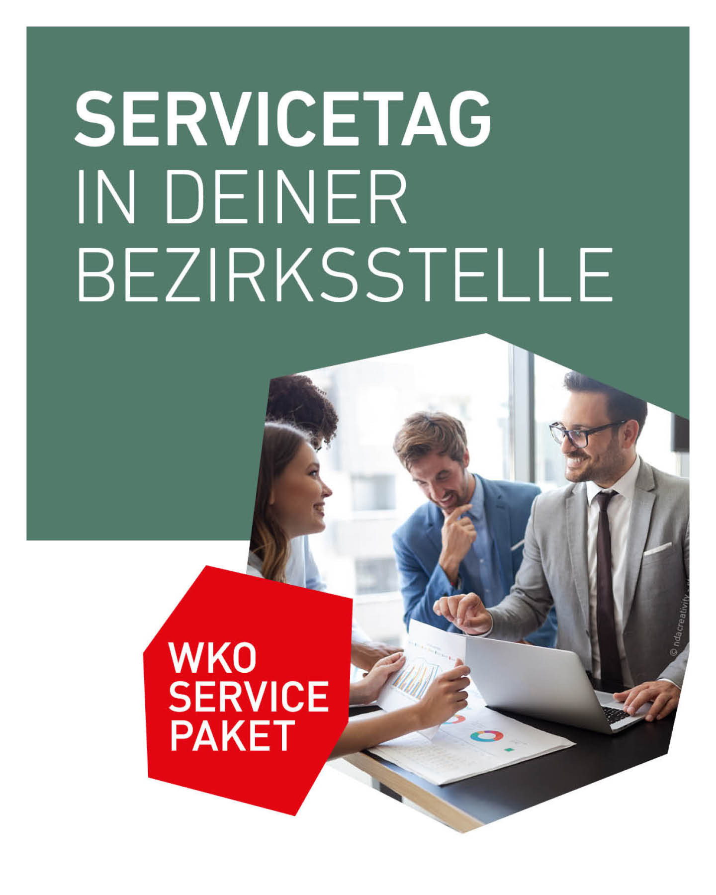 Personengruppe in einem modernen Büro im Gespräch; zwei Männer und zwei Frauen tauschen sich über Unterlagen und Diagramme aus, daneben steht die grafische Aufschrift Servicetag in deiner Bezirksstelle und WKO Servicepaket.