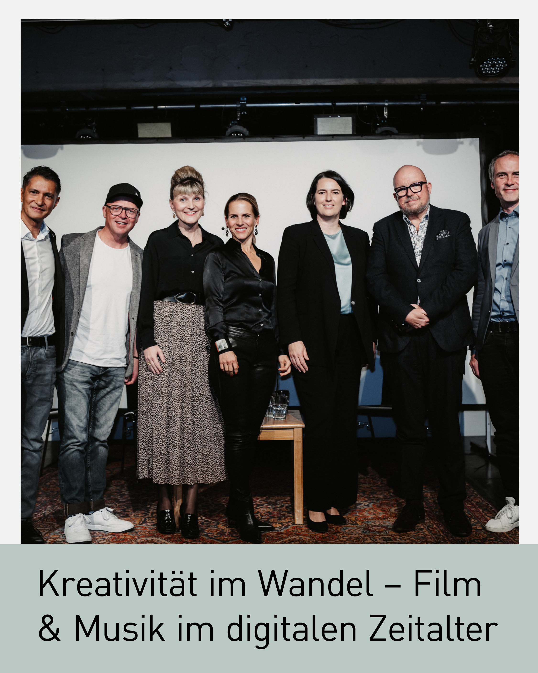 Expertinnen und Experten beim Tag der Tiroler Film- und Musikwirtschaft 2025 in Innsbruck. Podiumsdiskussion zum Thema ‚Kreativität im Wandel – Film und Musik im digitalen Zeitalter‘ mit Vertreterinnen und Vertretern aus Wirtschaft, Kultur und Medien