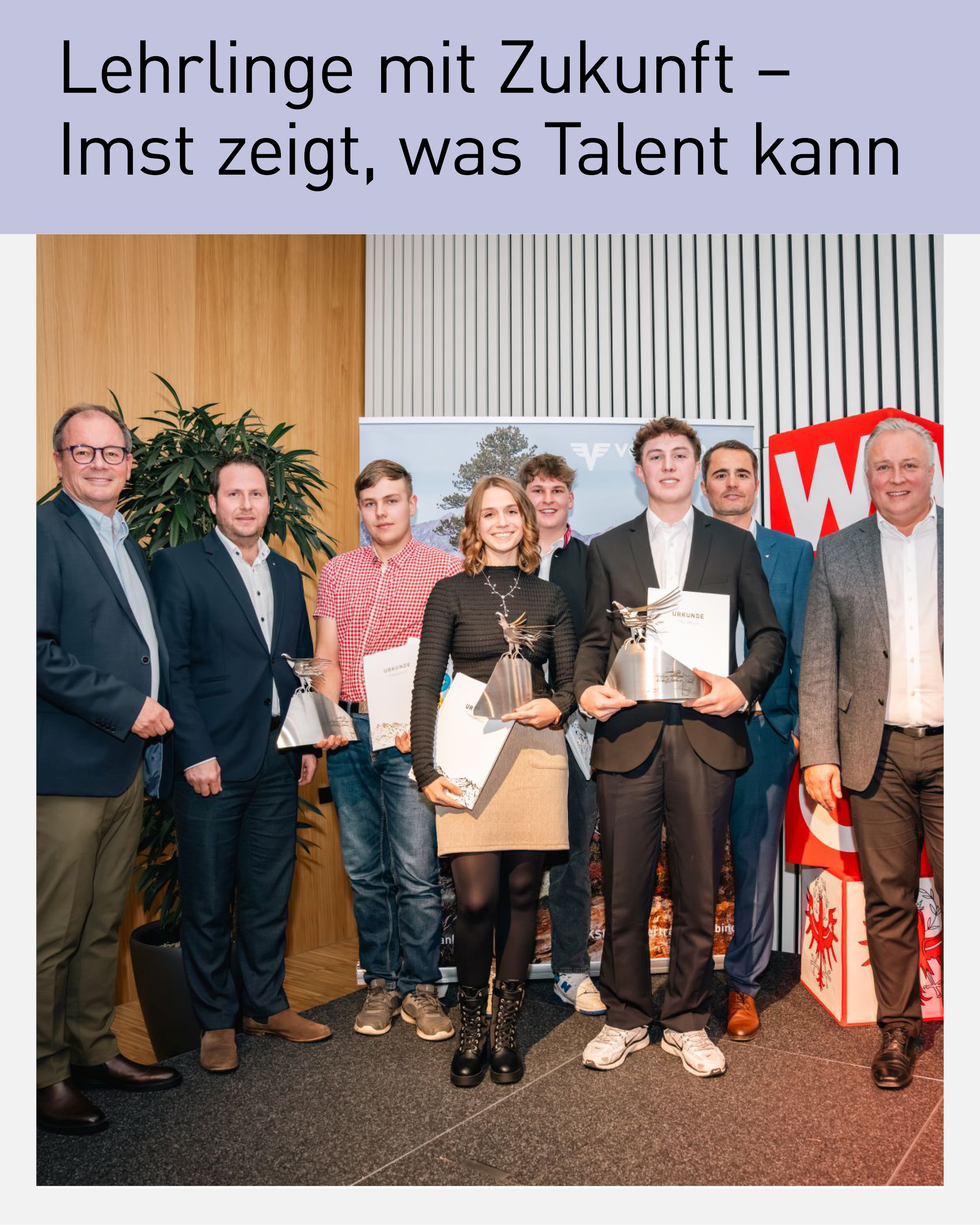 Auf dem Foto sind die ausgezeichneten Lehrlinge aus dem Bezirk Imst bei der Tyrol Skills Lehrlingsgala 2025 zu sehen. Sie halten stolz ihre Trophäen und Urkunden in den Händen, gemeinsam mit Vertreter:innen der Wirtschaftskammer Tirol, die ihnen zur Ehrung gratulieren. Das Bild zeigt Freude, Stolz und Zusammenhalt bei der Feier der erfolgreichen Nachwuchstalente.