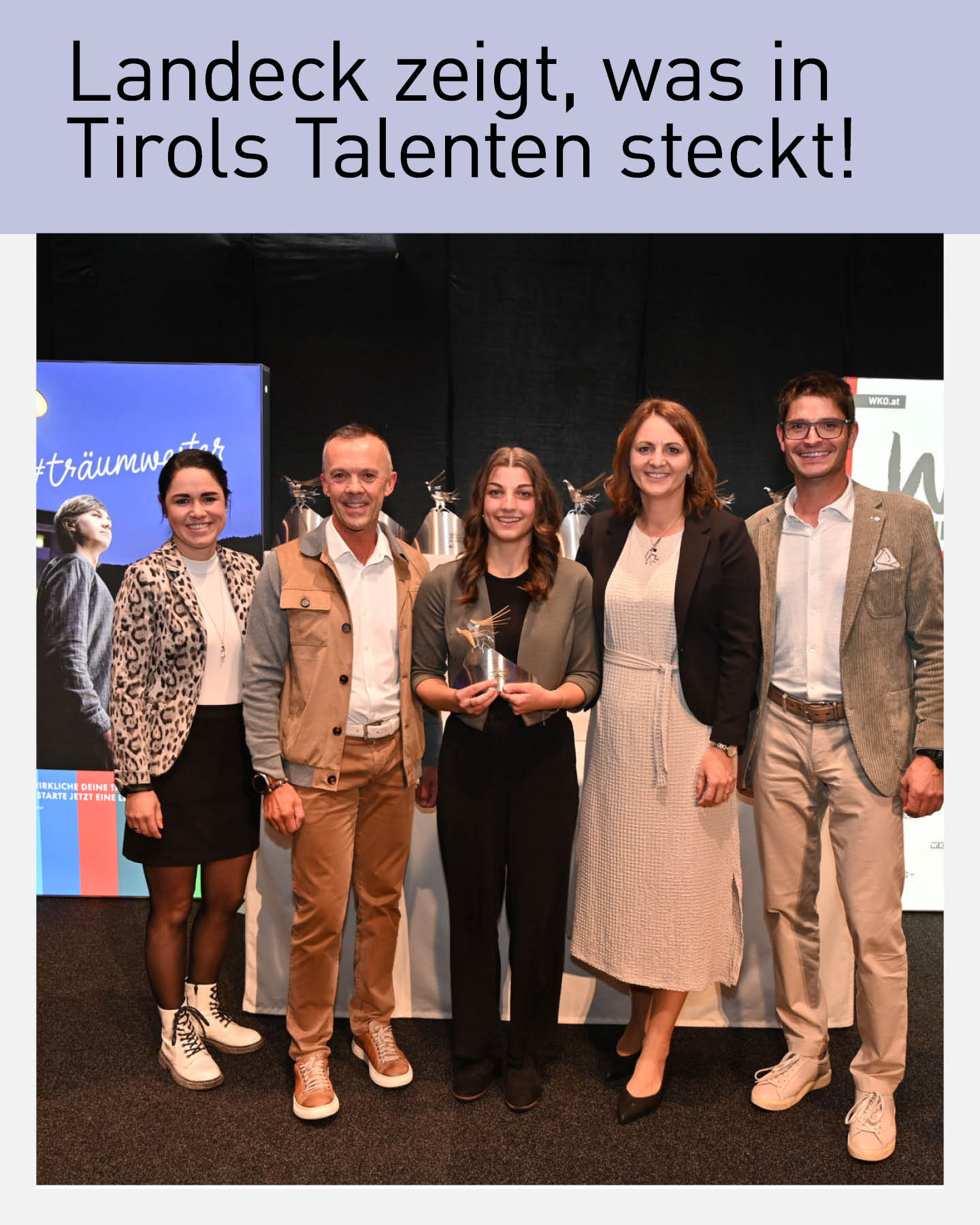 Gruppe von ausgezeichneten Lehrlingen und Vertreter:innen der Wirtschaftskammer Tirol bei der Abschlussfeier der Tyrol Skills 2025 in der Bezirksstelle Landeck. Im Mittelpunkt steht eine junge Preisträgerin mit Trophäe, umgeben von stolzen Gratulant:innen – ein starkes Zeichen für Talentförderung und Fachkräftenachwuchs in Tirol.