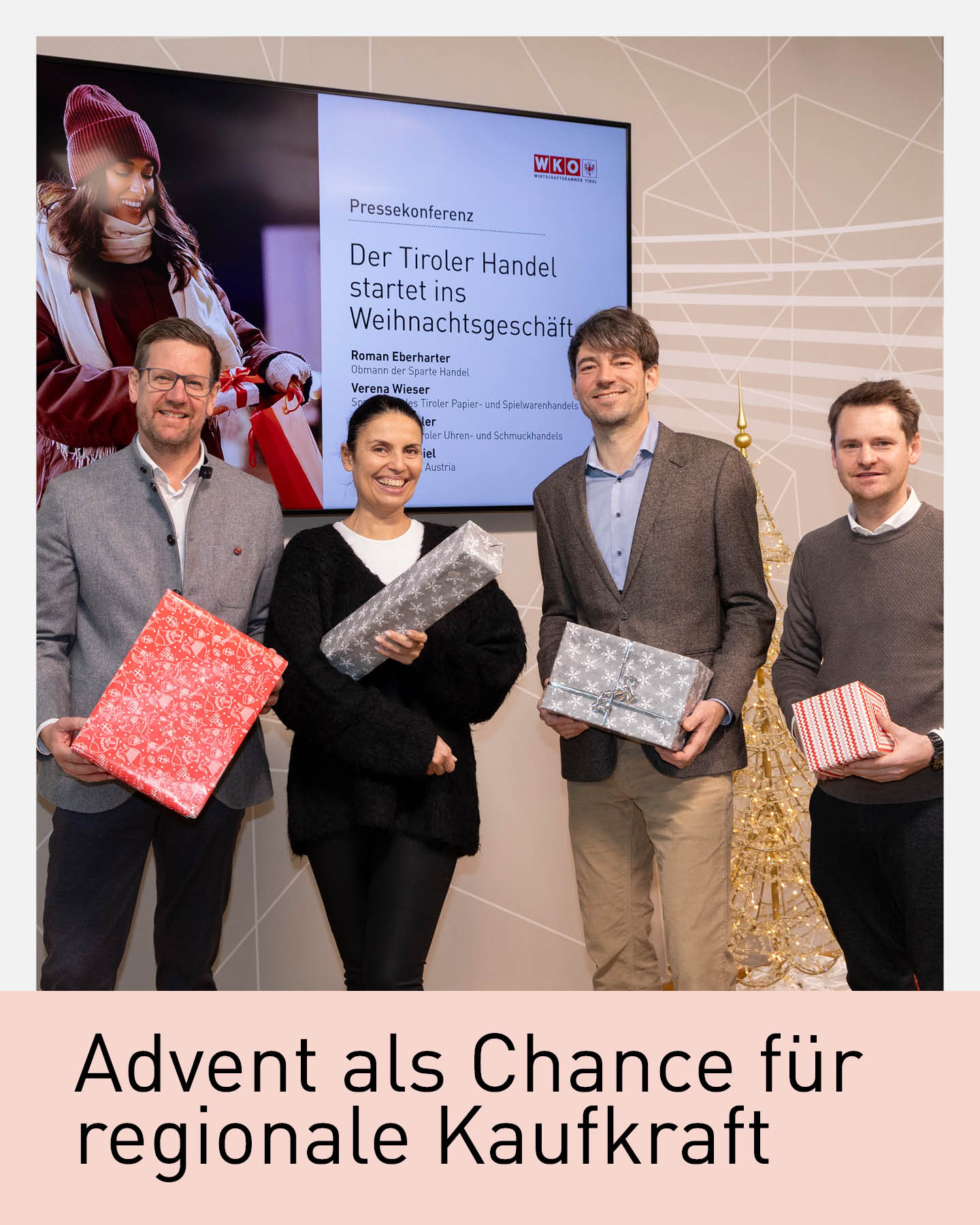 Vier Personen stehen vor einer Präsentationsfolie zum Start des Tiroler Weihnachtsgeschäfts. Alle halten festlich verpackte Geschenke in den Händen. Im Hintergrund ist ein Bildschirm mit Informationen zur Pressekonferenz der Wirtschaftskammer Tirol zu sehen. Die Szene vermittelt Vorfreude auf das Weihnachtsgeschäft und den Fokus auf regionalen Handel.