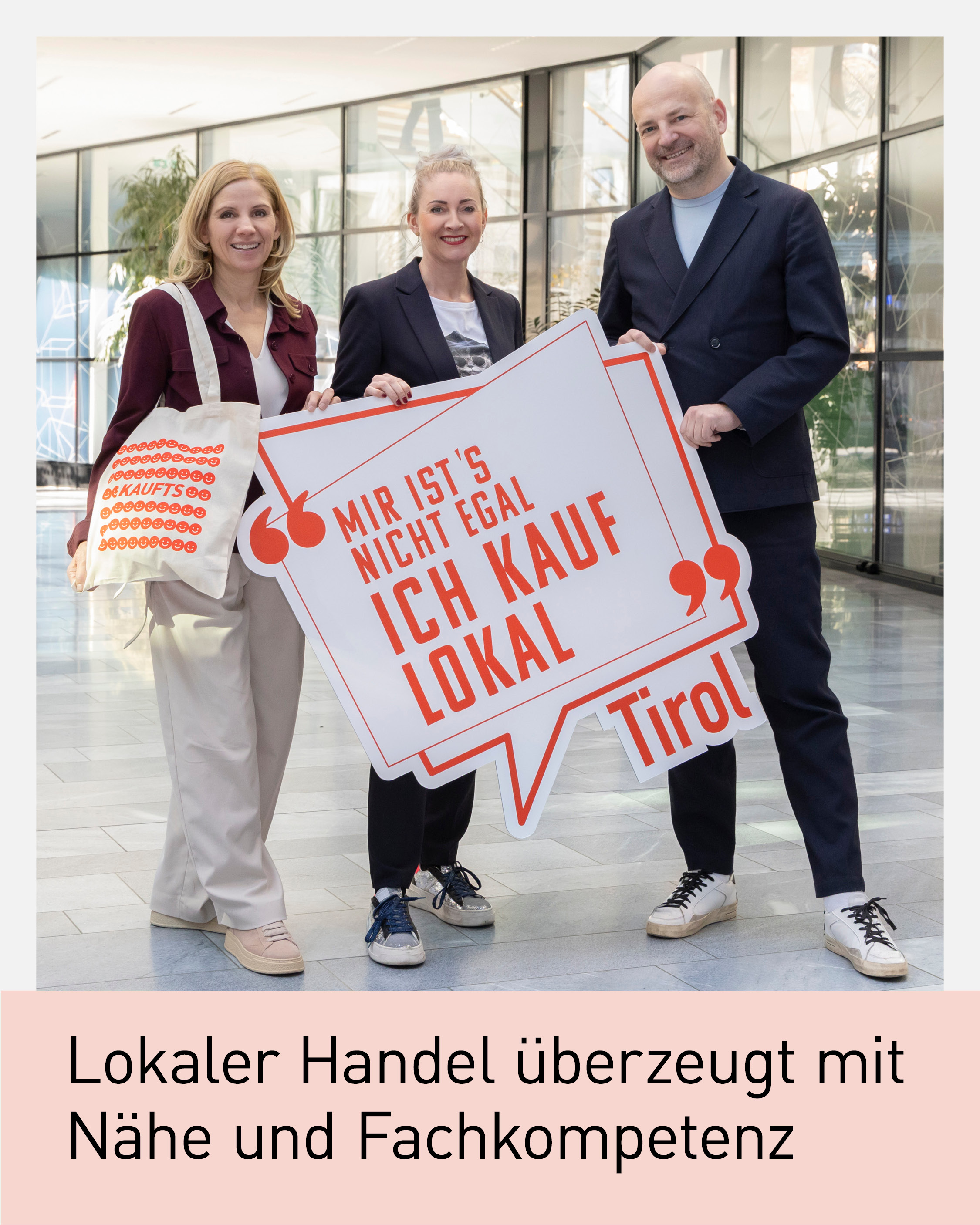 Drei Vertreter:innen der Wirtschaftskammer Tirol pr&auml;sentieren die Initiative &bdquo;Ich kauf lokal Tirol&ldquo; mit einem gro&szlig;formatigen Schild und einer Stofftasche. Das Sujet steht f&uuml;r pers&ouml;nlichen Einkauf, regionale Wertsch&ouml;pfung und die Bedeutung des station&auml;ren Handels in Tirol